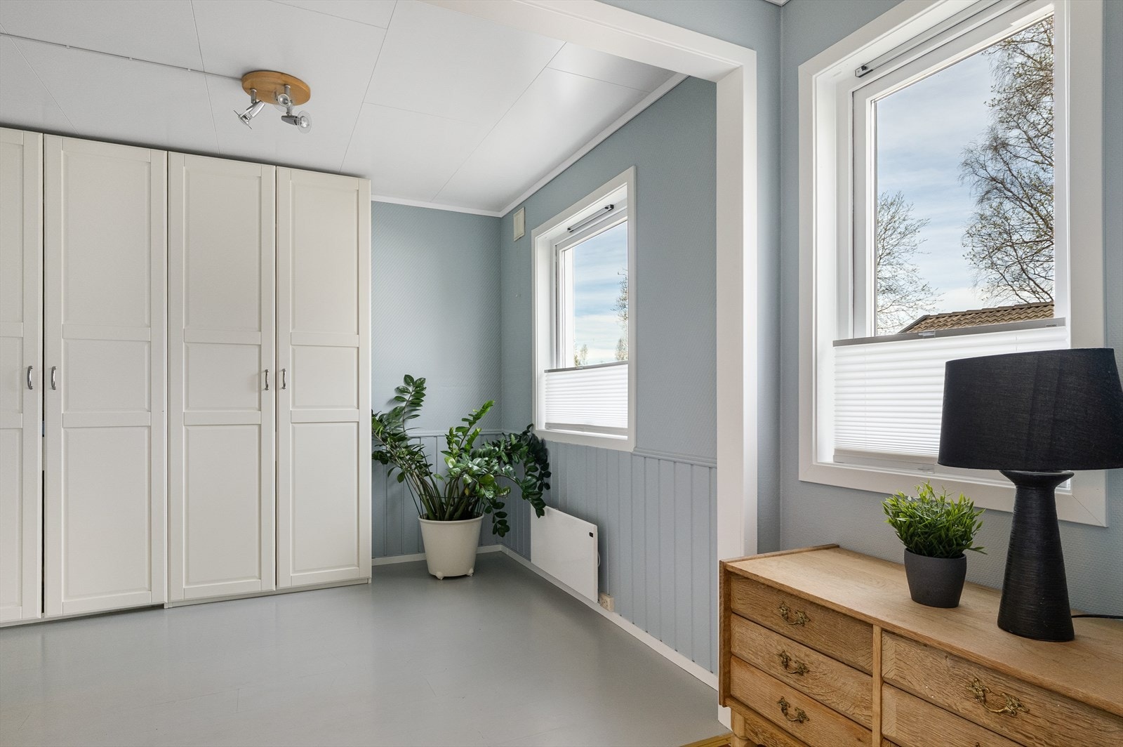 Fra hallen er det tilgang til etasjens øvrige rom. En del av dette arealet var tidligere et soverom som kan reetableres. Se pkt. ferdigattest. Galleribilde