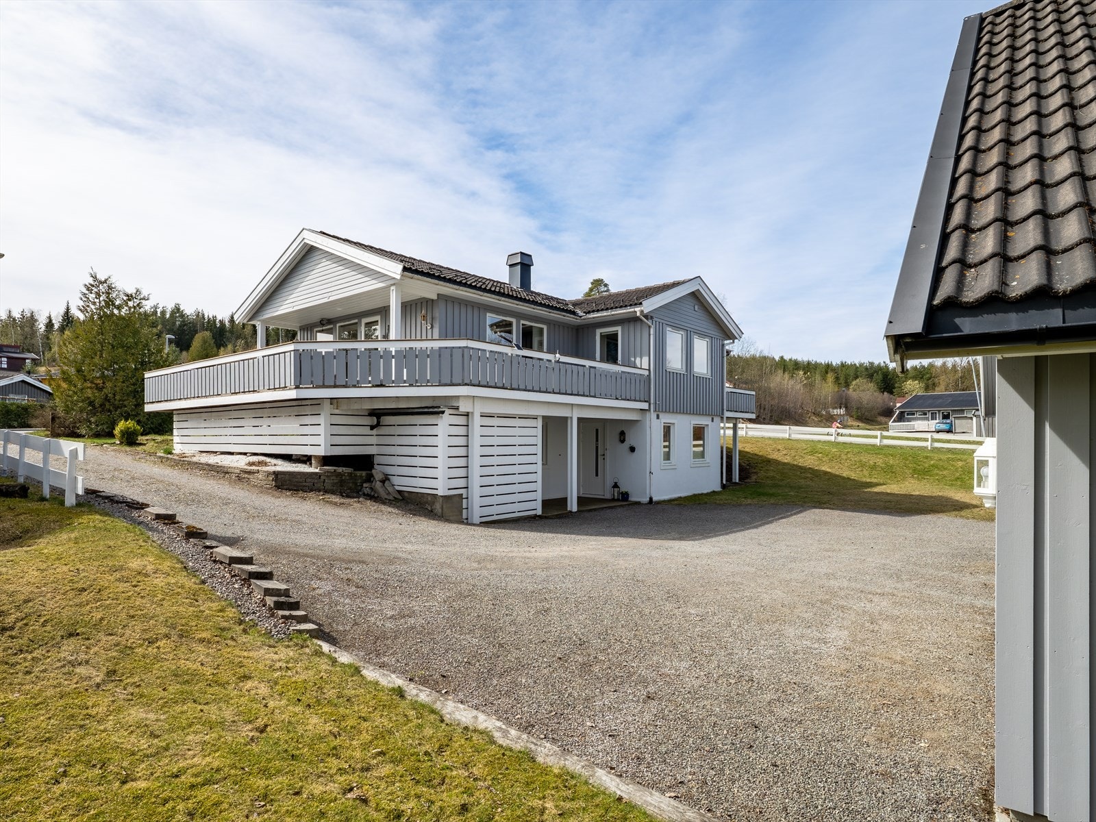En innholdsrik enebolig over to plan. Internt bruksareal på 173 m². Stor hage og gruset gårdsplass. Galleribilde
