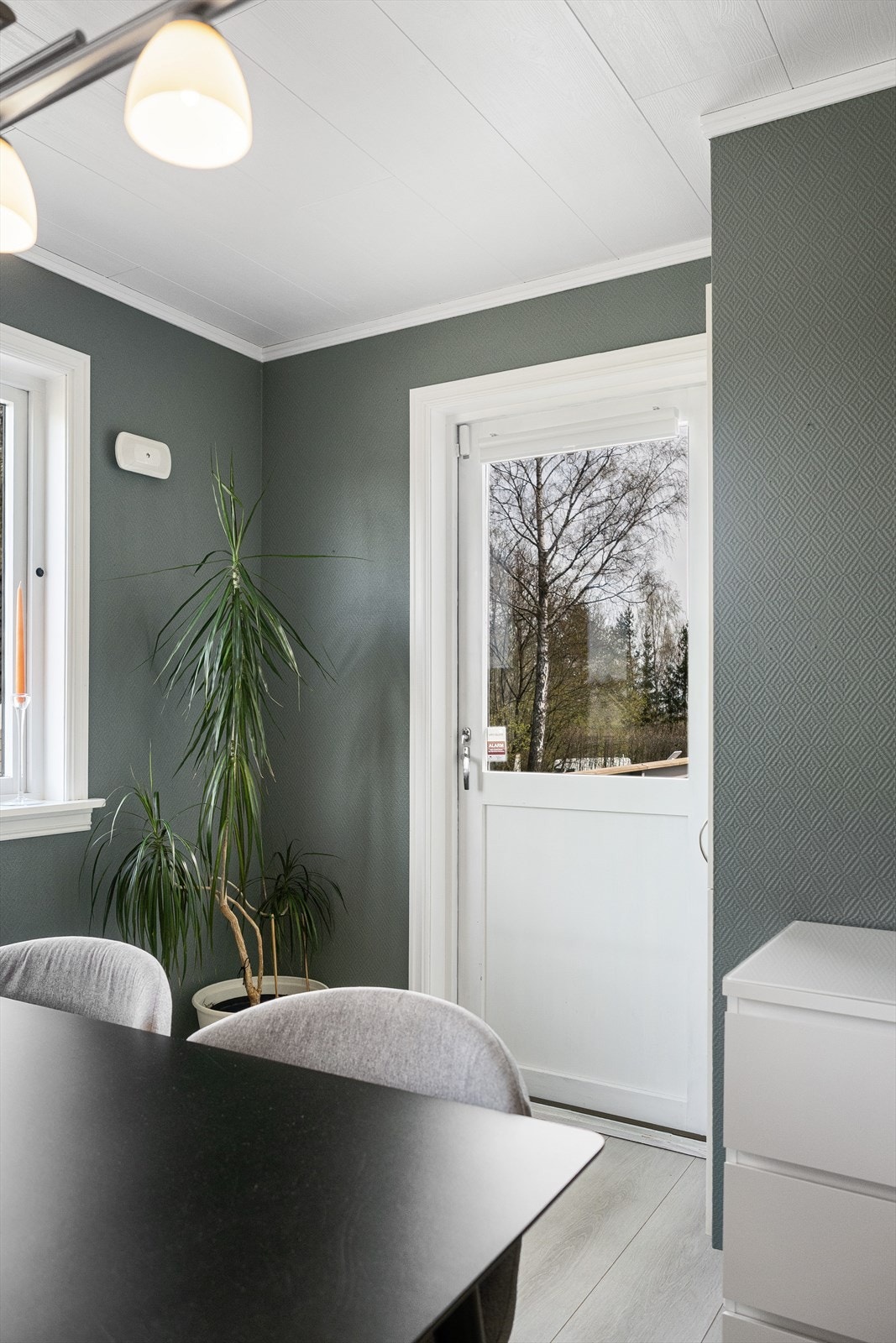 Fra kjøkkenet er det også direkte utgang til terrassen, praktisk for utendørs måltider. Galleribilde