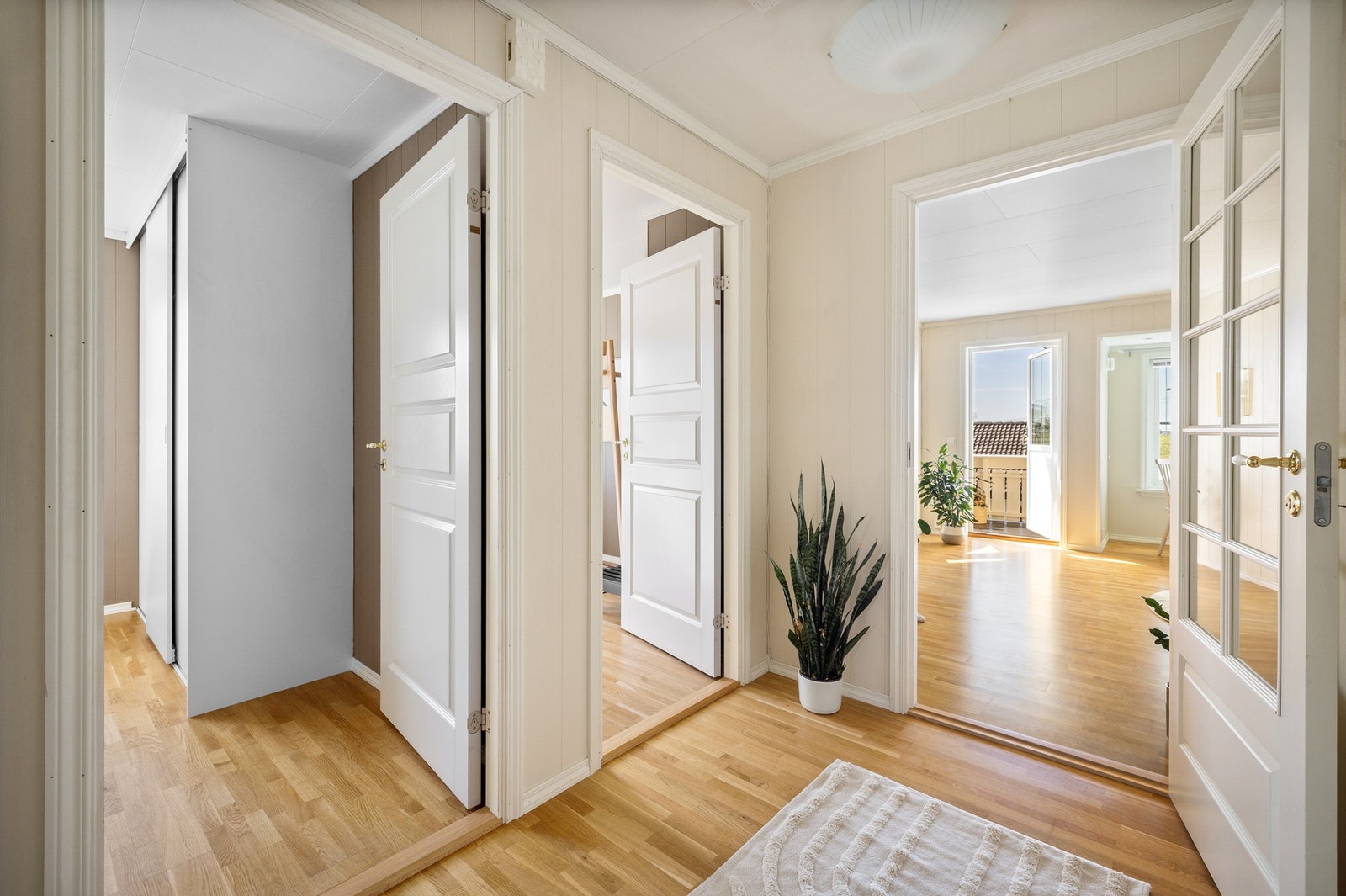 Fra gangen og inn til soverommene og stuen. Galleribilde