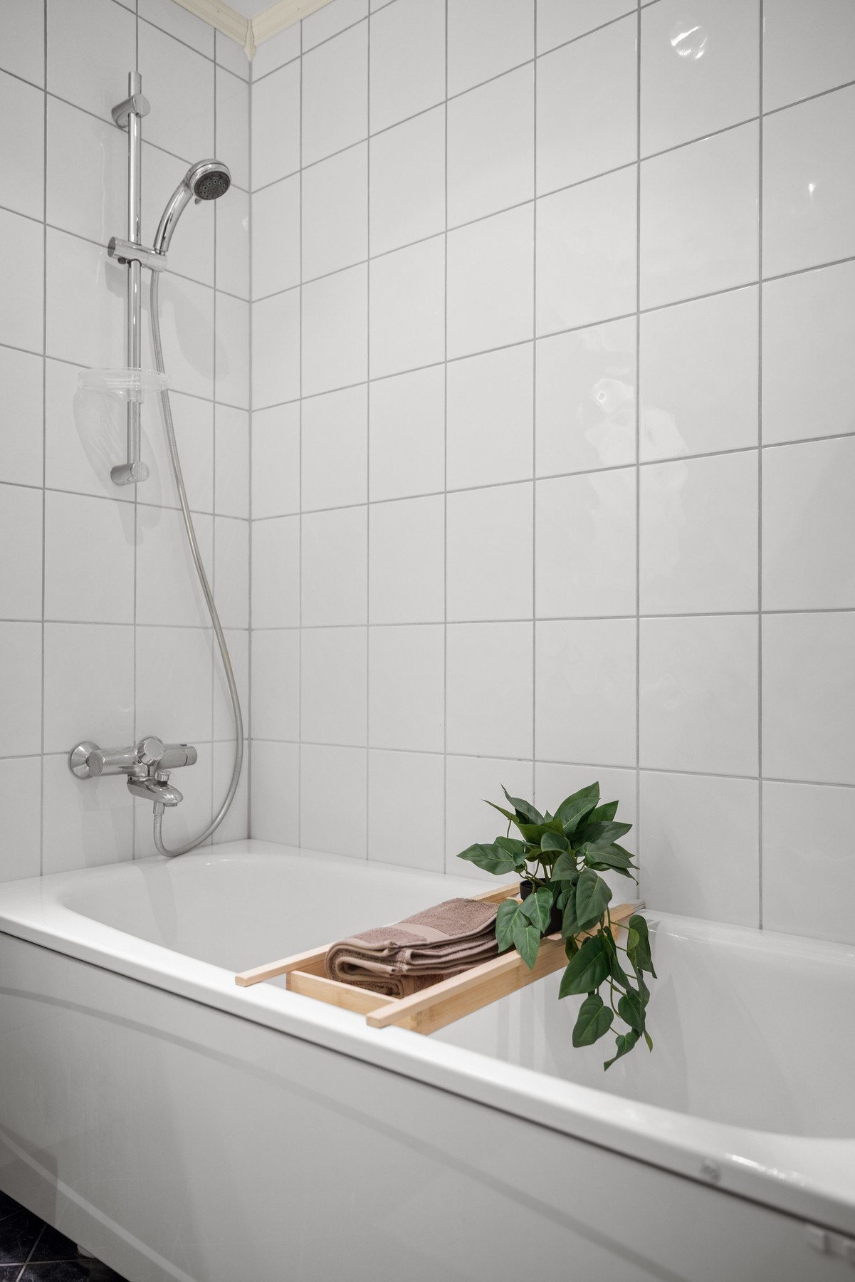 Det er elektriske varmekabler i gulvet og downlights i taket. Galleribilde