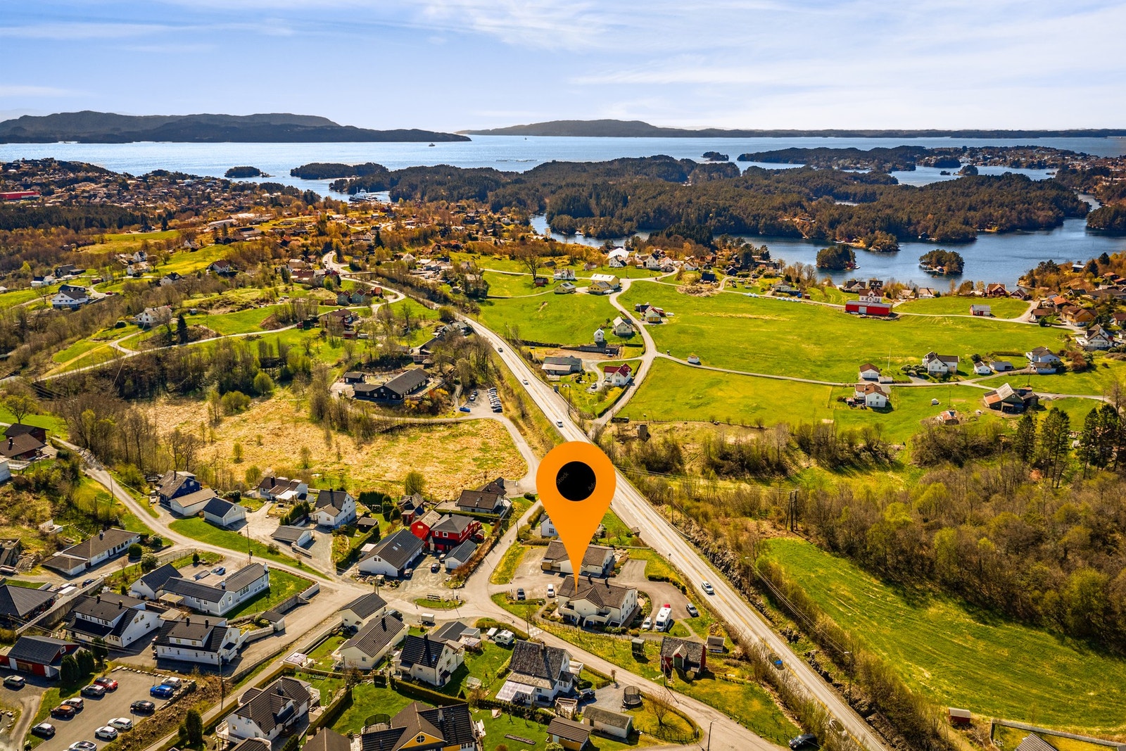 Søre Neset FUS barnehage i bakgrunnen og man kan også se busstoppene i hovedveien. Helt bak til venstre er den røde idrettshallen på Søre Neset. Galleribilde