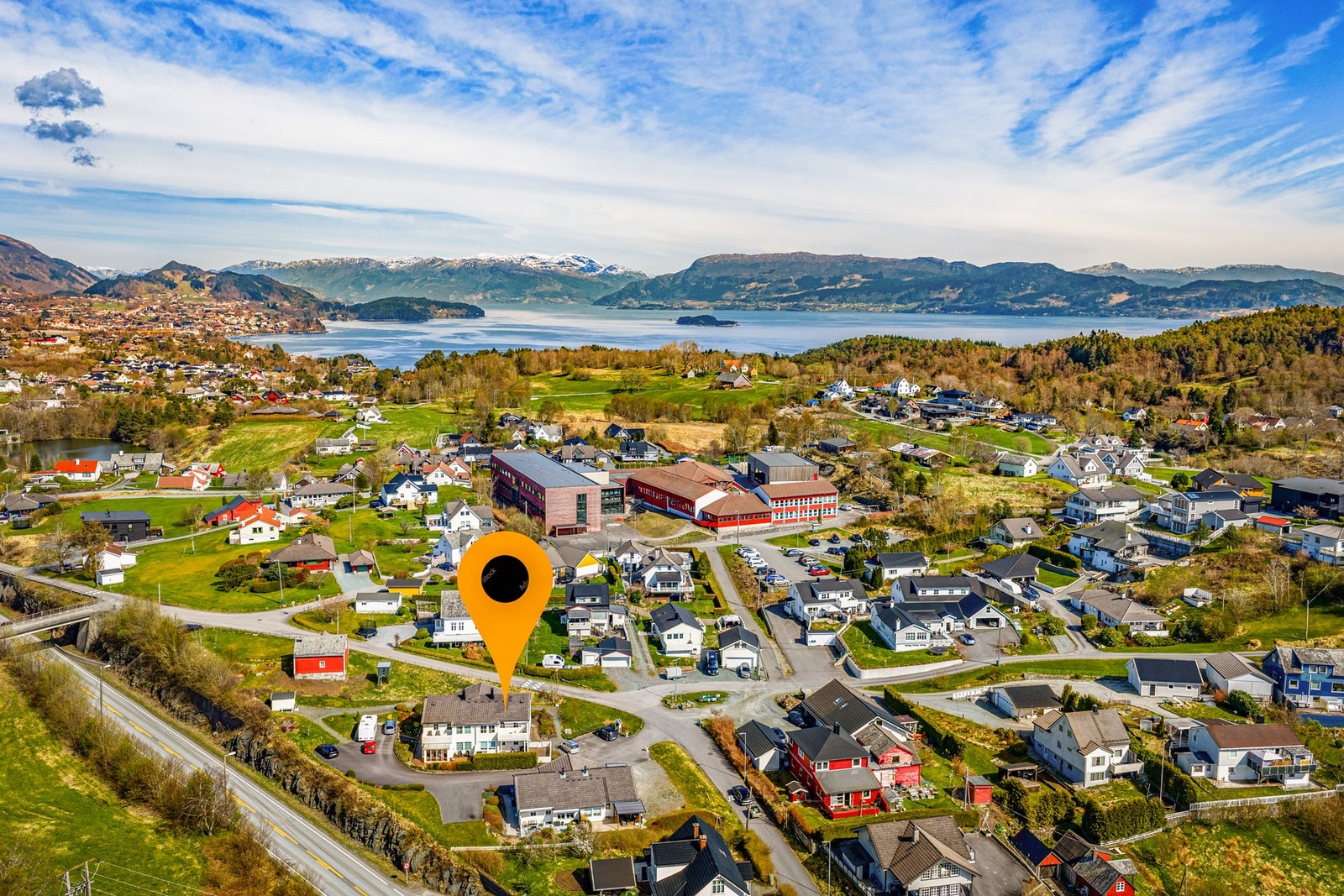 Grønne fine områder. Lunde barneskole i bakgrunnen. Galleribilde