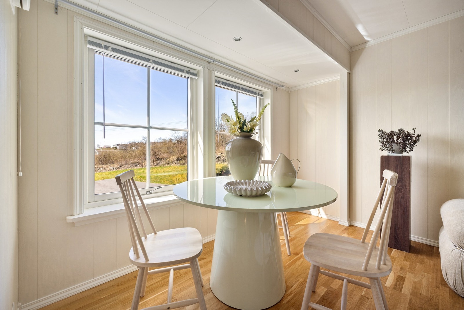 Stuen har en karnapp i front hvor det er downlights i himlingen. Galleribilde