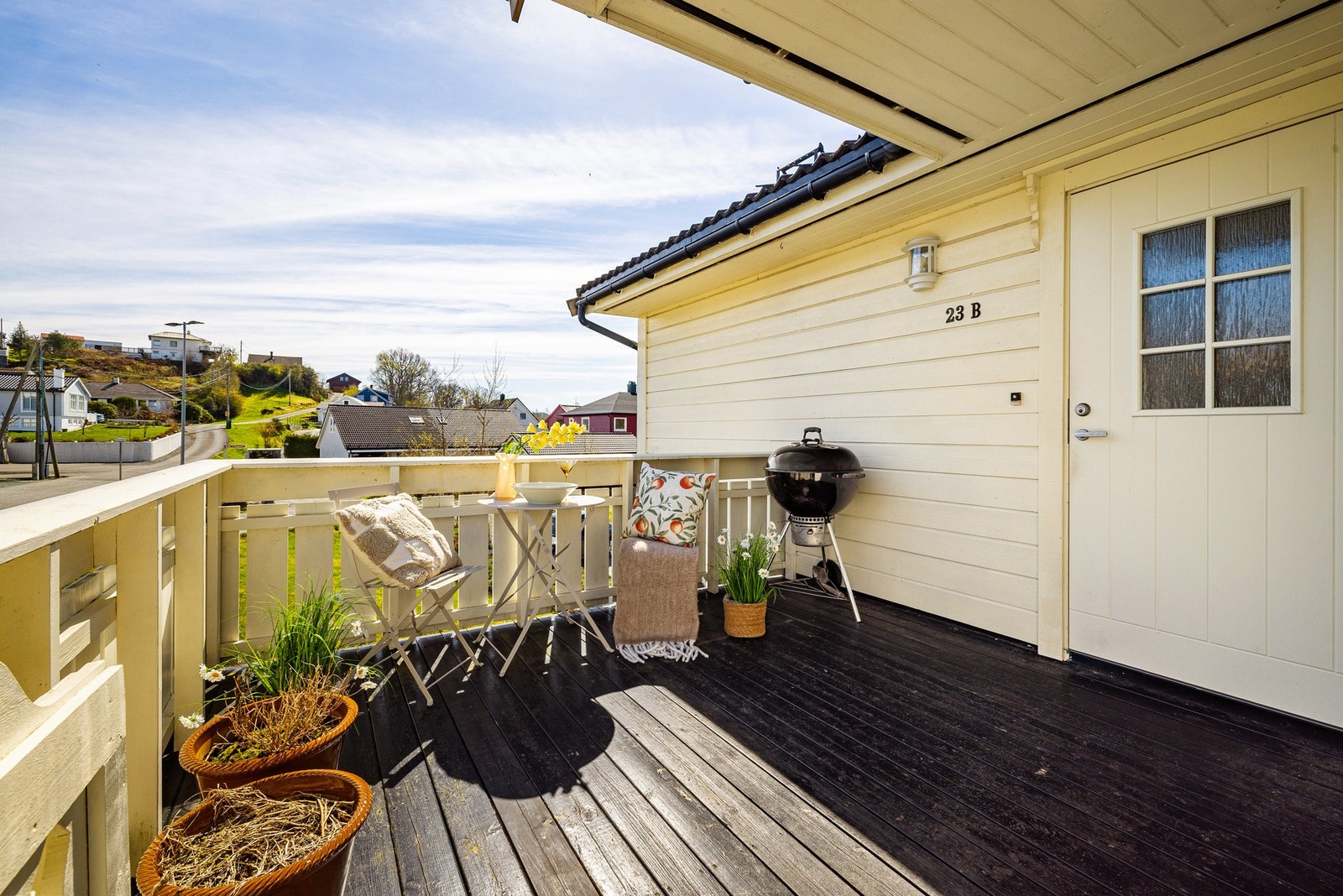Terrasse på ca. 9,5 kvm ved inngangspartiet. Galleribilde