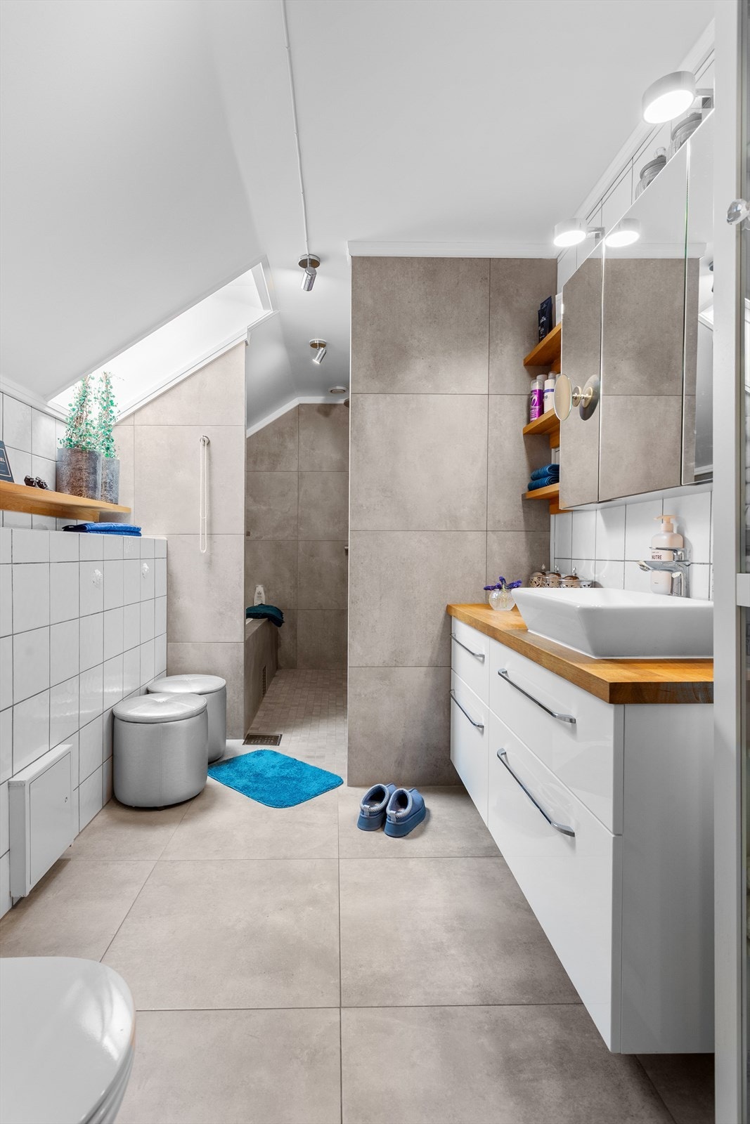 Hovedbadet er utstyrt med både dusjnisje og badekar. Galleribilde