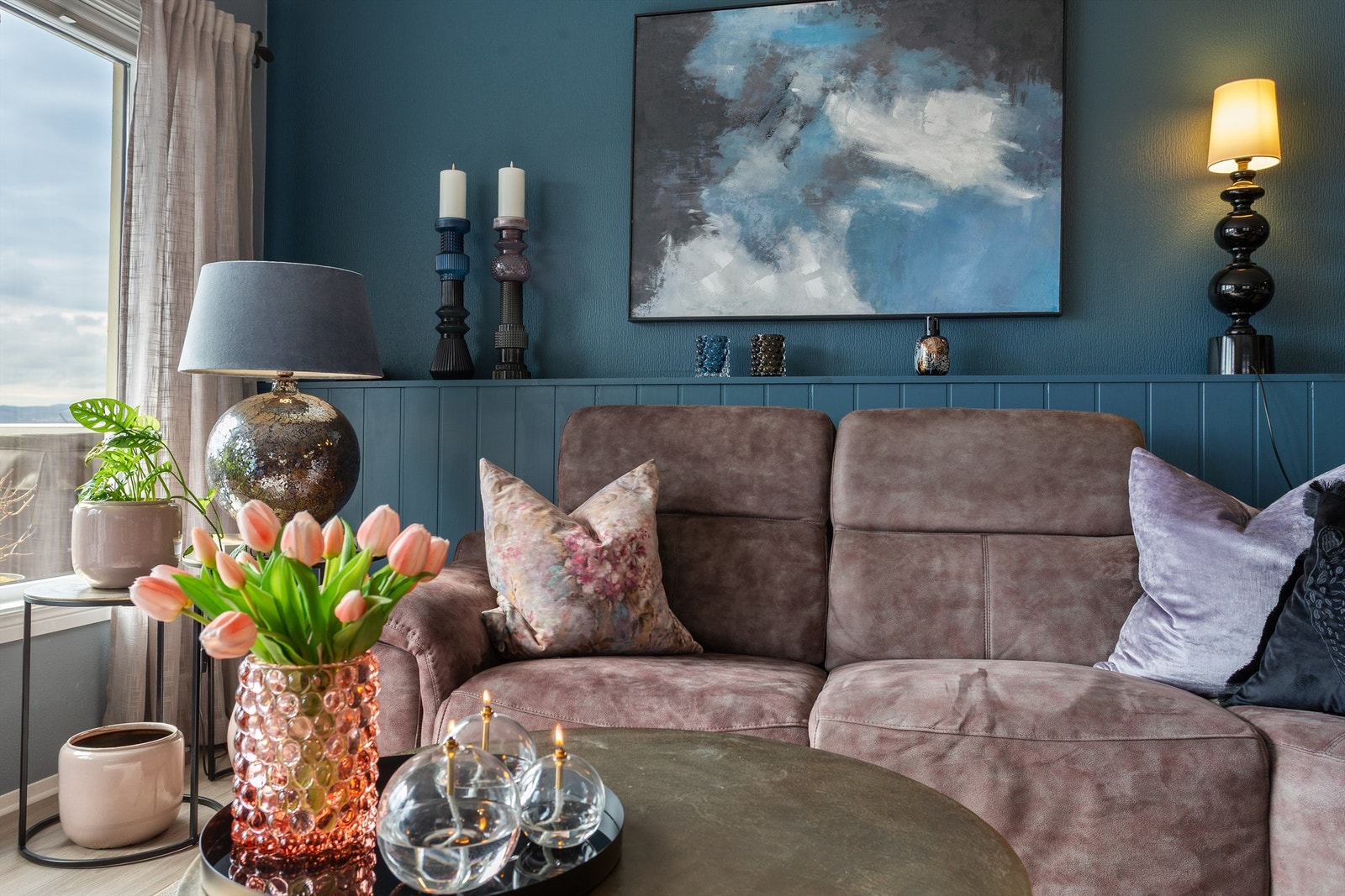Gjennomgående materialvalg som laminat på gulv og panelbord i himling skaper et helhetlig uttrykk i boligen. Galleribilde