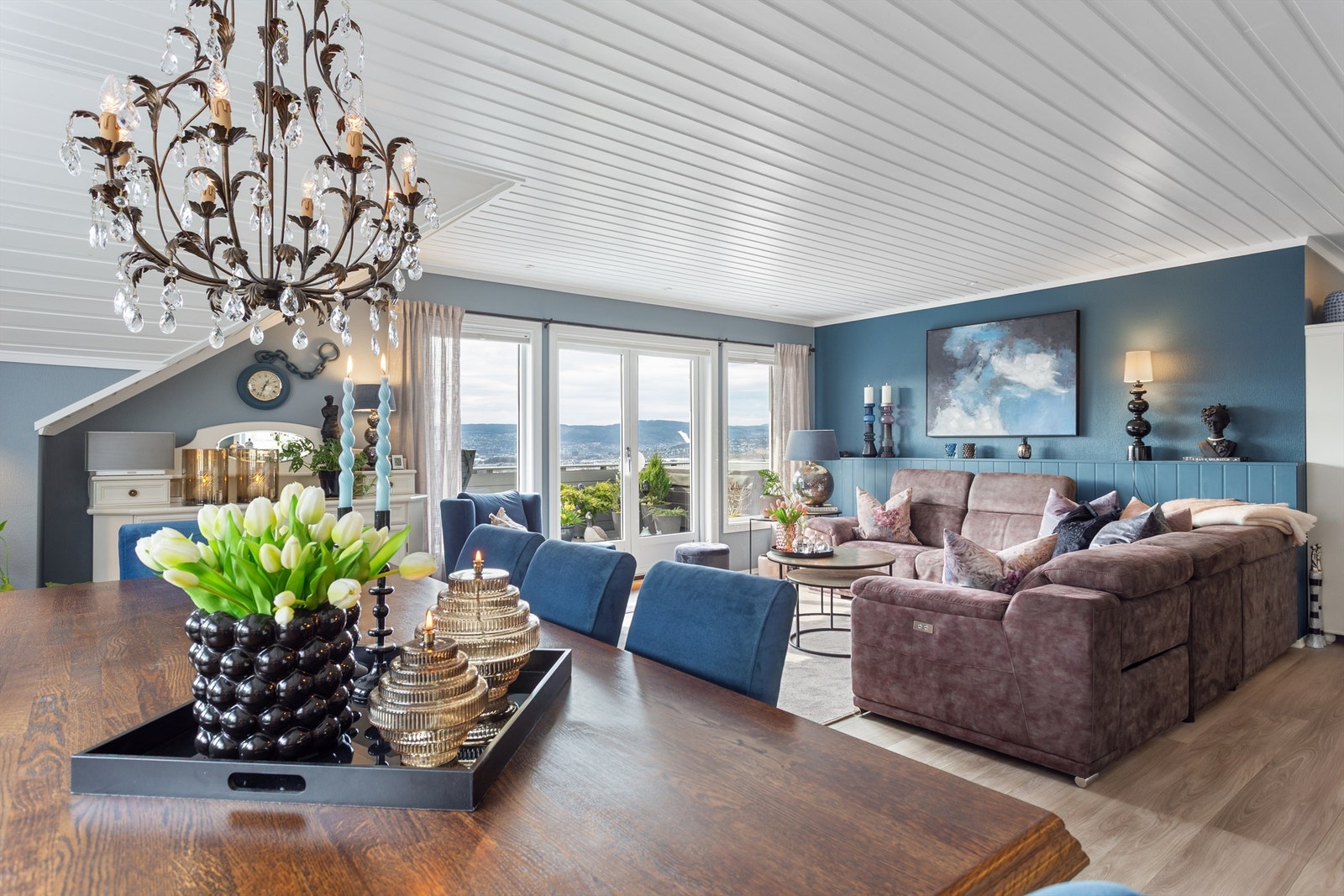 Spisestuen er et naturlig samlingspunkt, med god plass til store middagsselskaper. Galleribilde