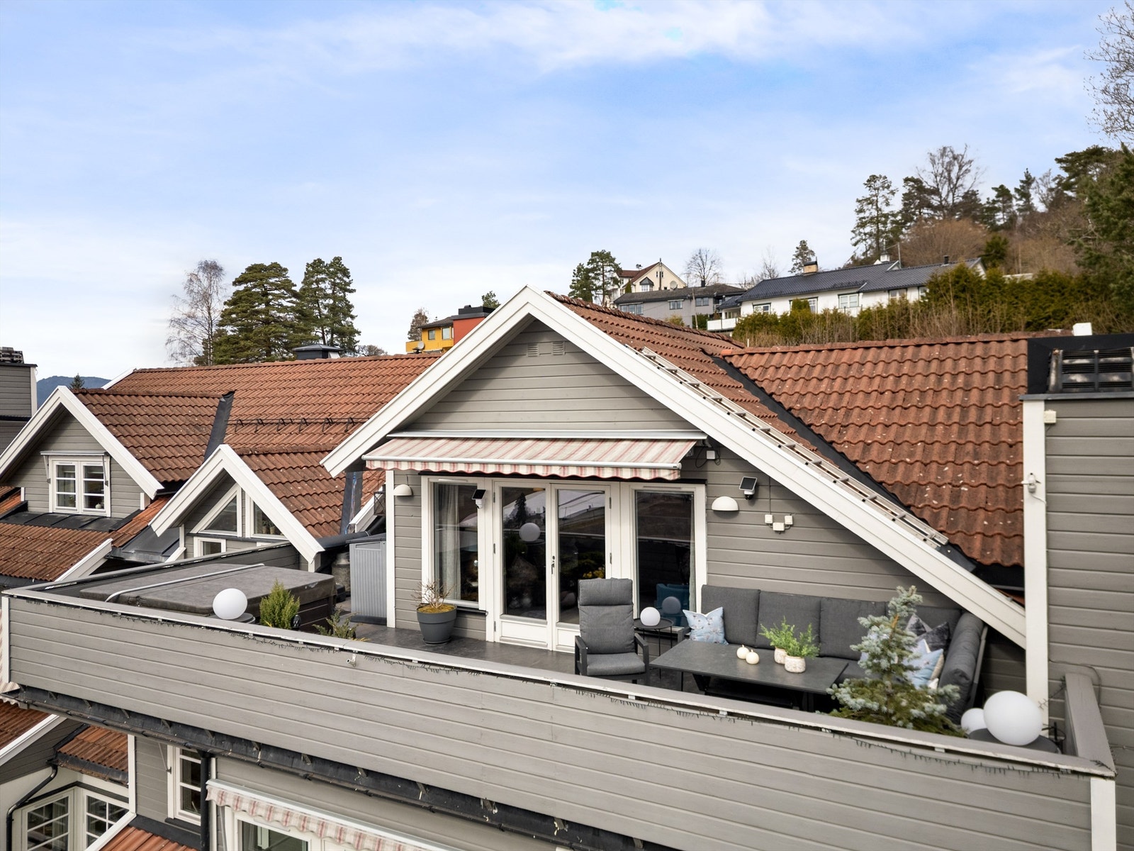Terrassen på 34 m² er en fantastisk utvidelse av stuen og har god plass til flere sittegrupper. Galleribilde