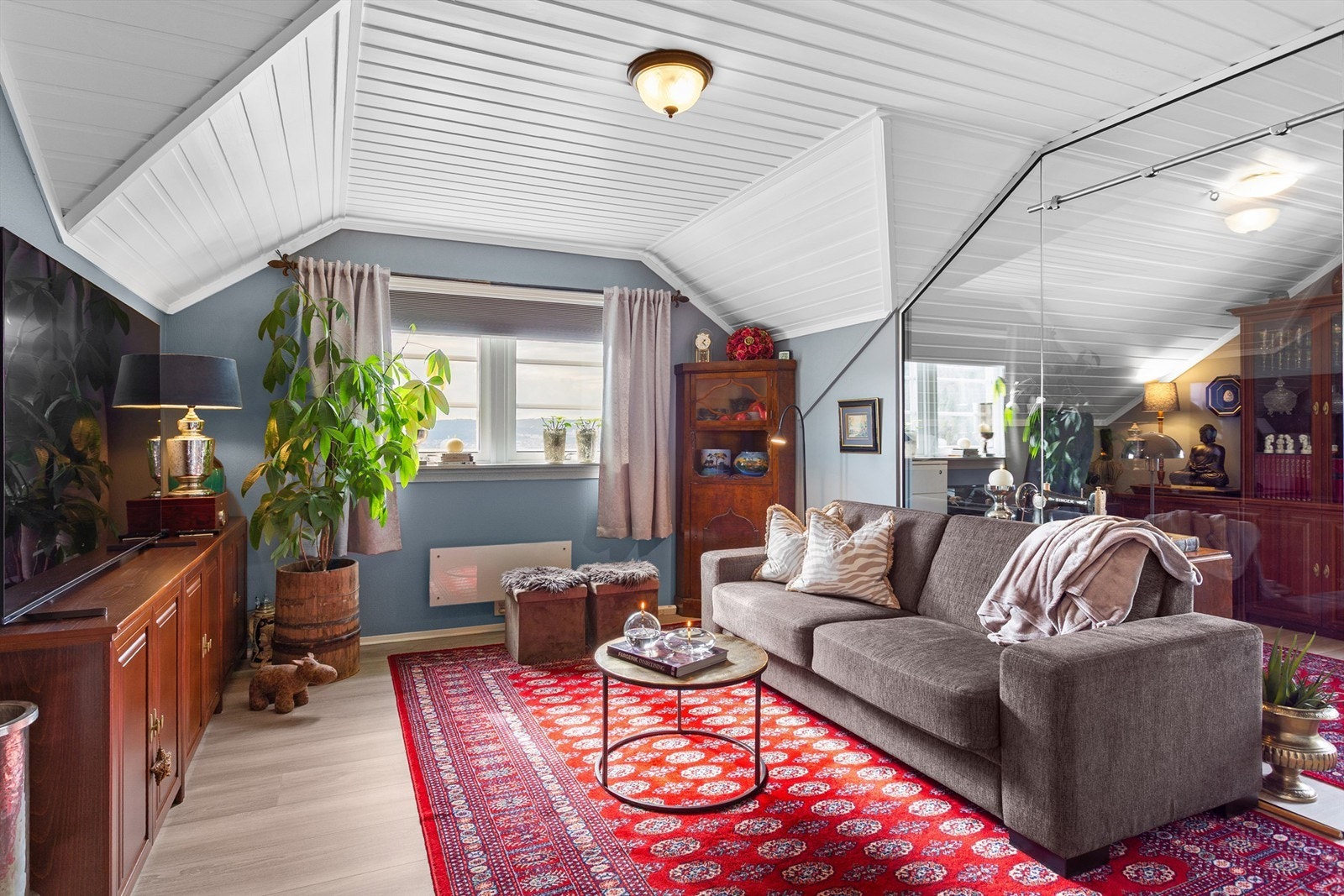 TV-stuen er et lunt og tilbaketrukket rom, ideelt for filmkvelder eller som et lekerom. Galleribilde