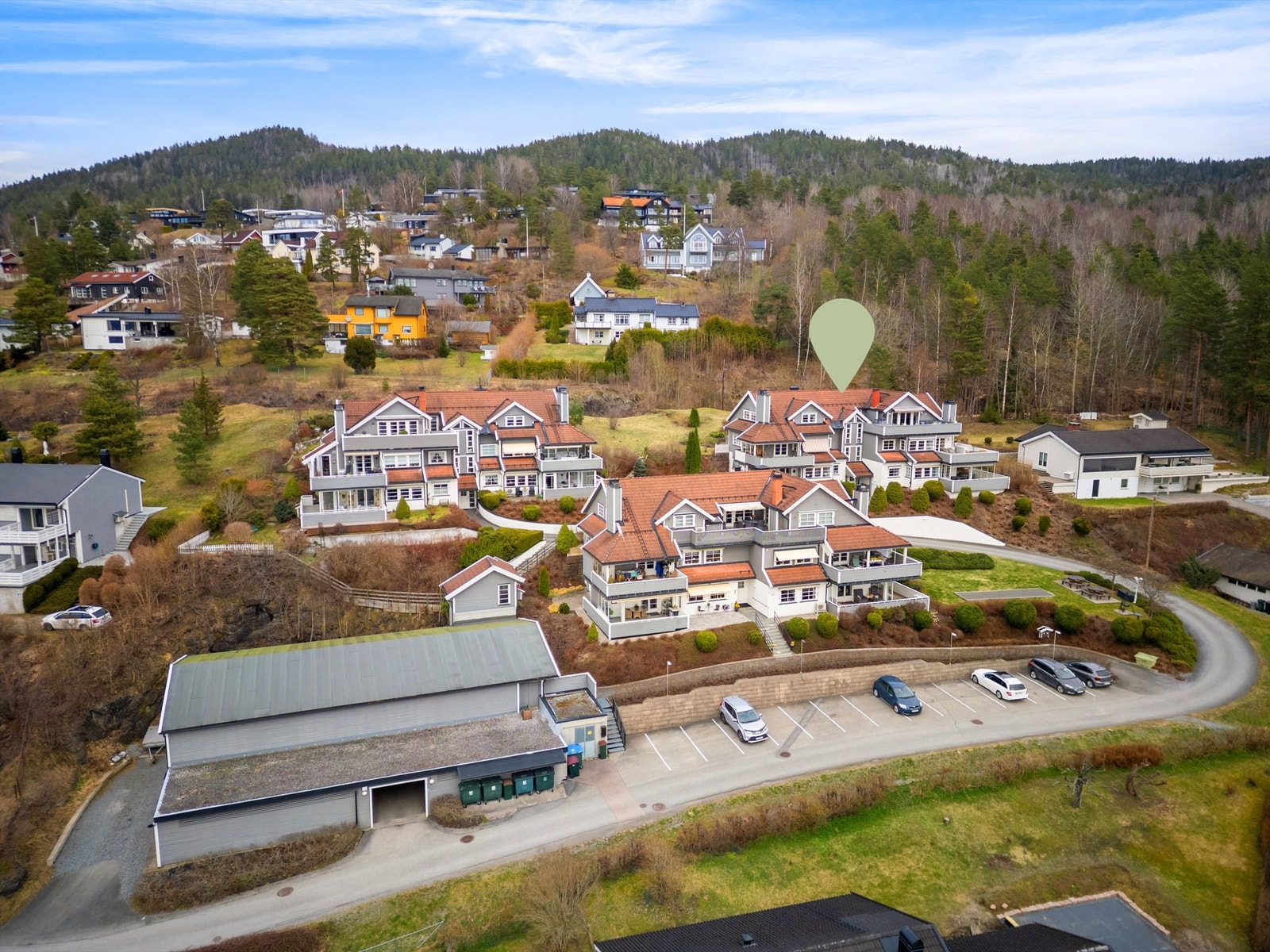 Turstien på den gamle jernbanelinja ligger rett bak eiendommen, og derfra kan du gå rett inn i til Kjekstadmarka med suverene turmuligheter både sommer og vinter. Galleribilde