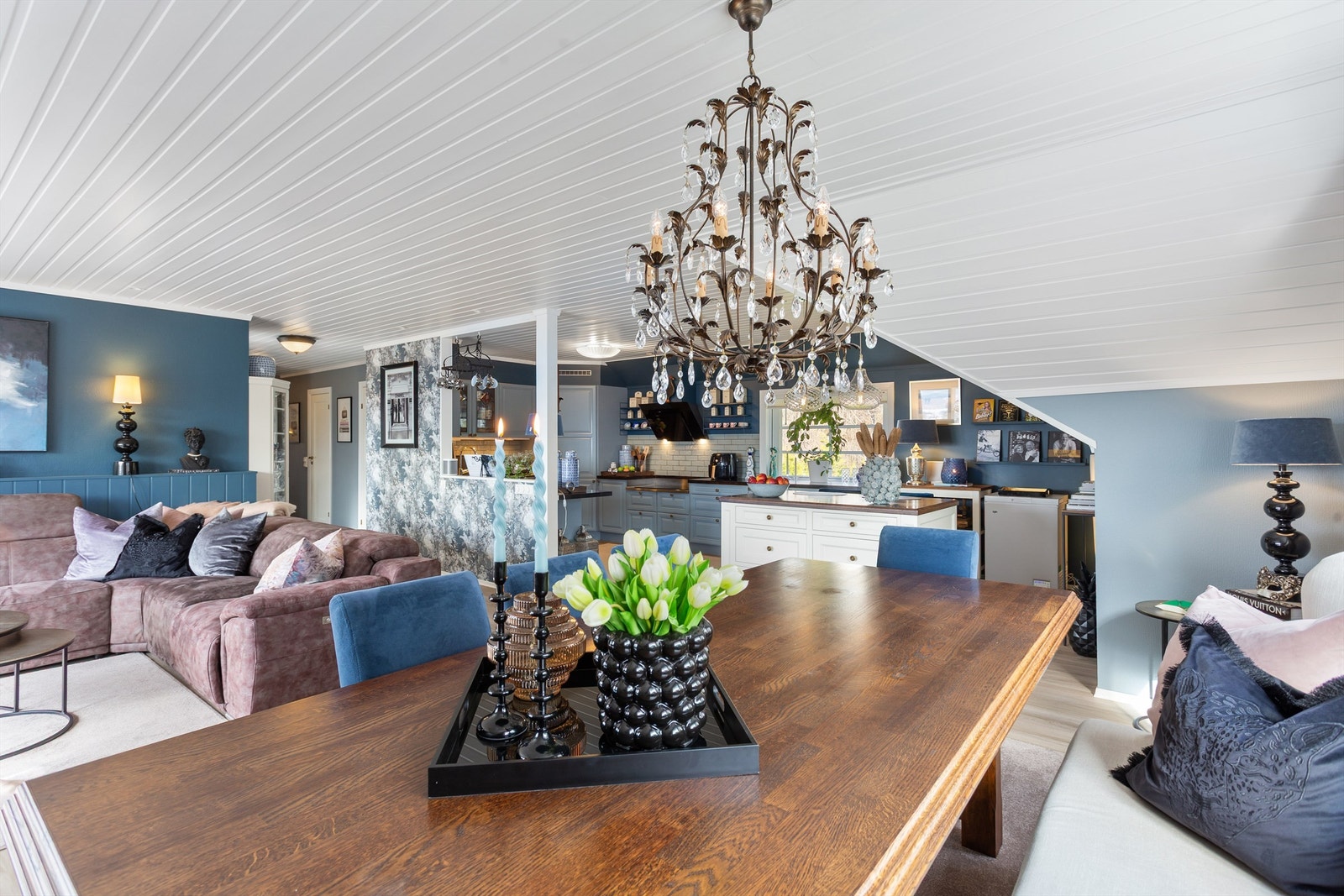 Fra spisestuen er det en åpen og sosial forbindelse til kjøkkenet, perfekt for å underholde gjester. Galleribilde