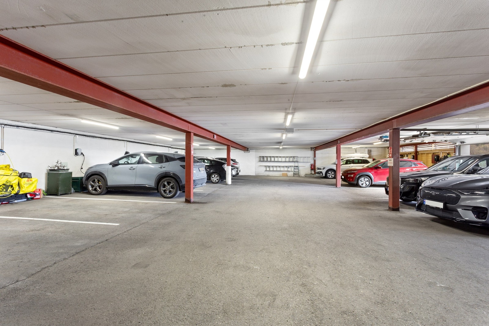 Medfølgende garasjeplass og en disponibel utvendig parkeringsplass. Tilrettelagt for etablering av ladeboks til el-bil. Galleribilde