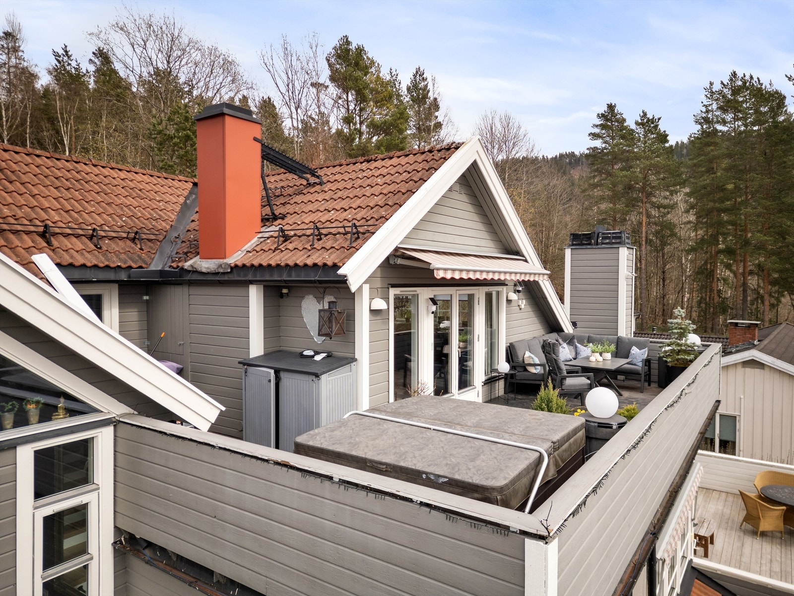 Gulvet på terrassen er belagt med sementbasert puss. Rekkverket er av tre. Galleribilde