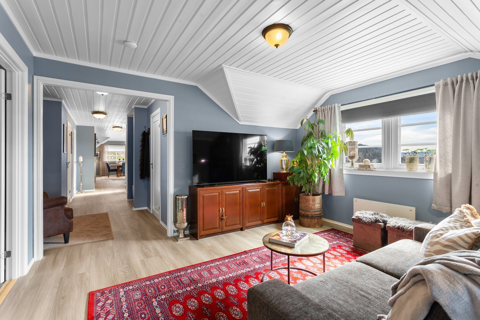 Leiligheten har en egen TV-stue, som gir ekstra rom for familien i hverdagen. Galleribilde