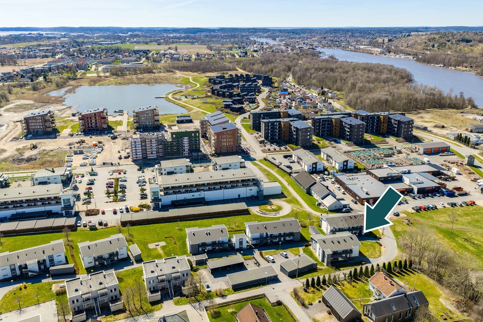 Rolig og sentral beliggenhet, med gangavstand til butikker, treningssenter og turområder (Glomma-stien er bare noen få hundre meter unna) Galleribilde