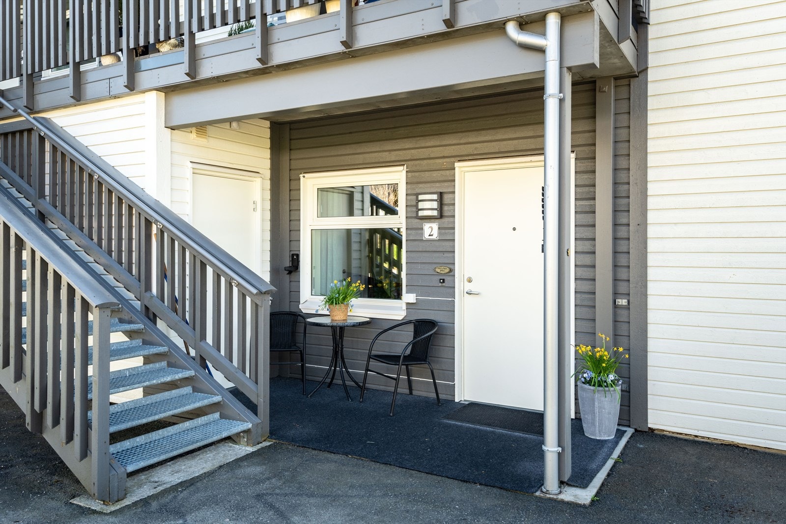 Koselig uteplass ved inngangen. Fin lagrinsplass i utvendig bod her, og ved carporten Galleribilde