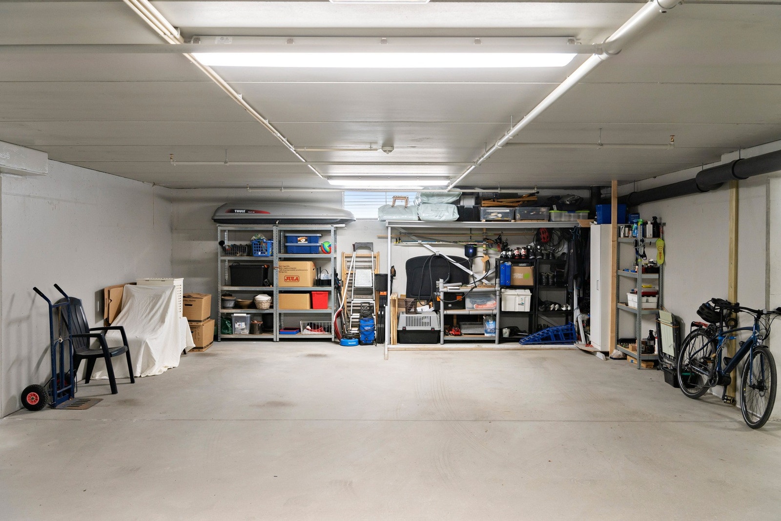 Garasjekjeller med en parkeringsplass og egen sportsbod Galleribilde