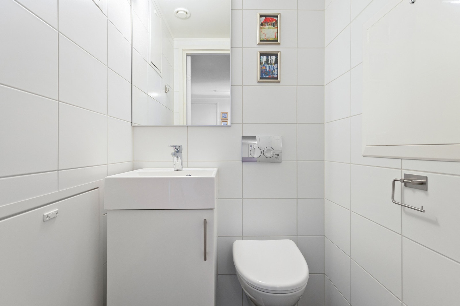 Eget toalettrom ved siden av badet Galleribilde