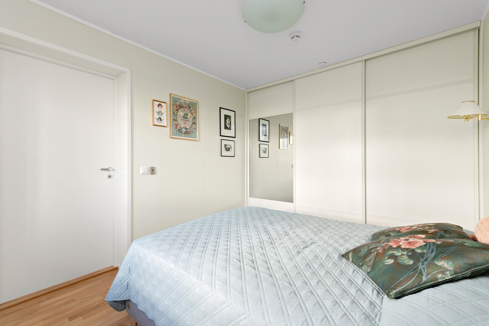 Soverom vest med skyvedørsgarderobe Galleribilde