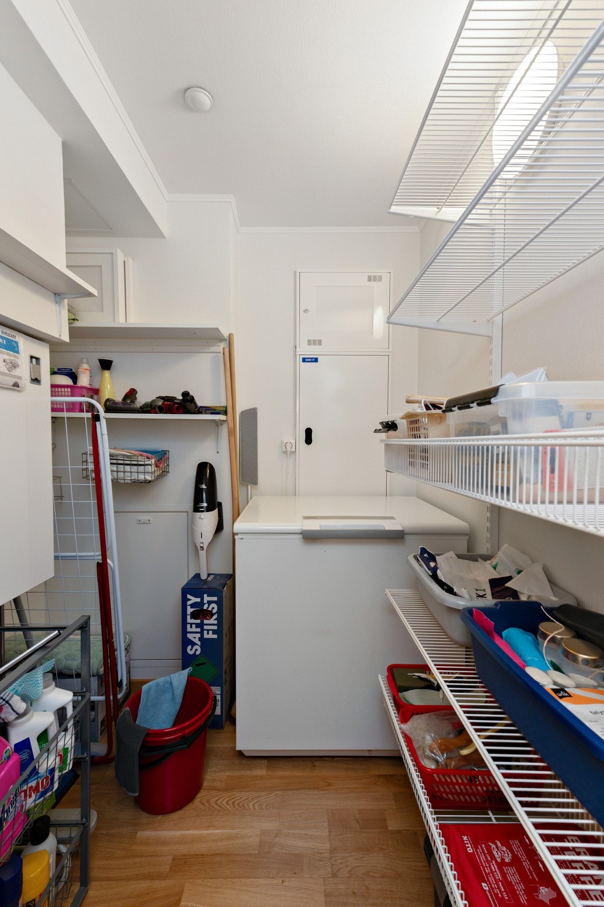 Bod med hylleplass Galleribilde