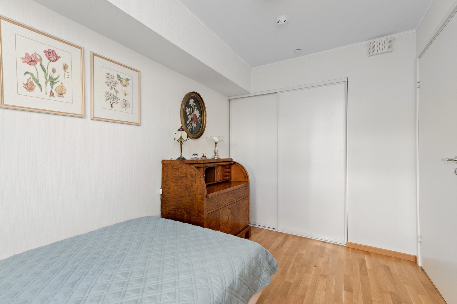 Soverom øst med skyvedørsgarderobe Galleribilde