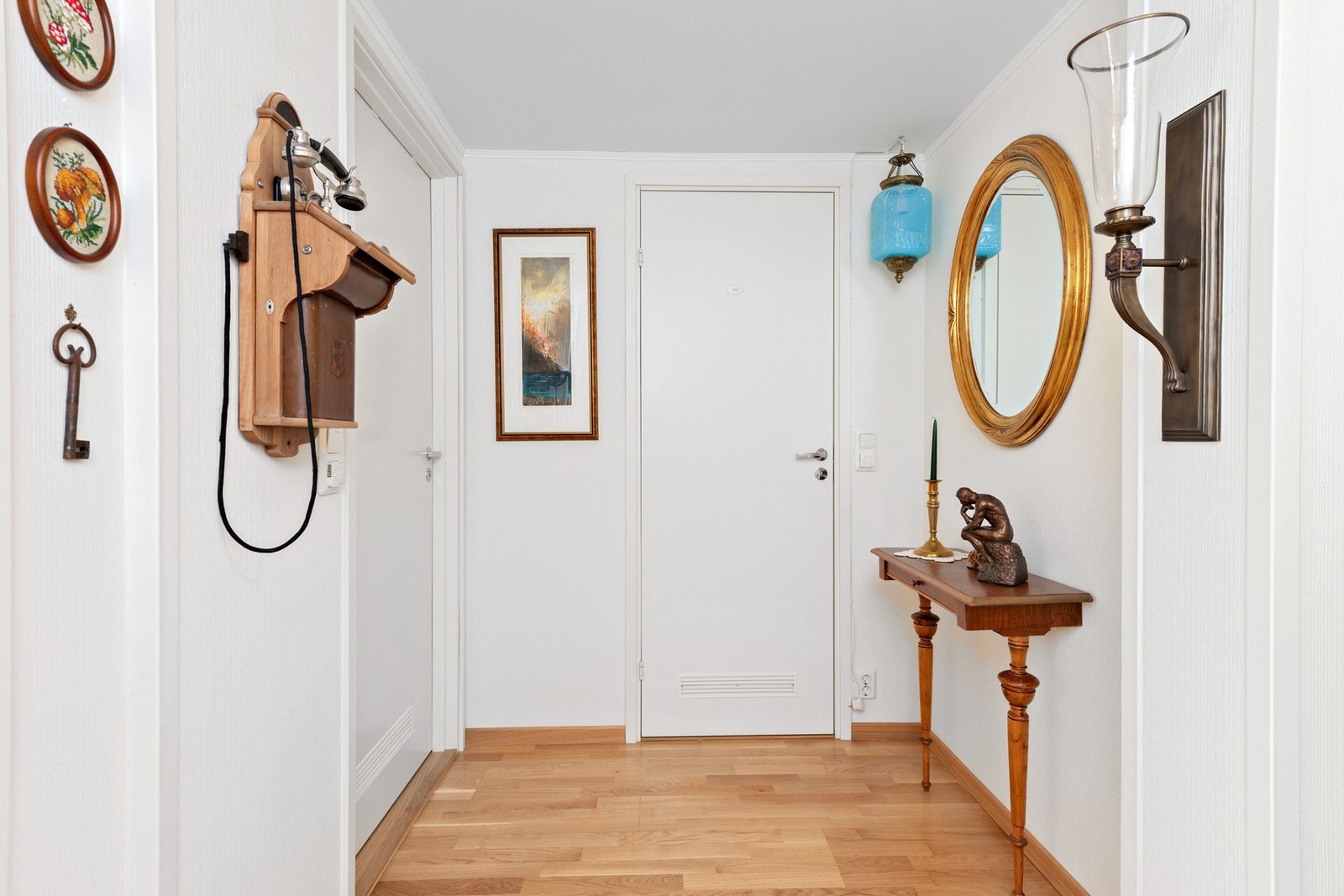 Gang mot bad og toalett Galleribilde
