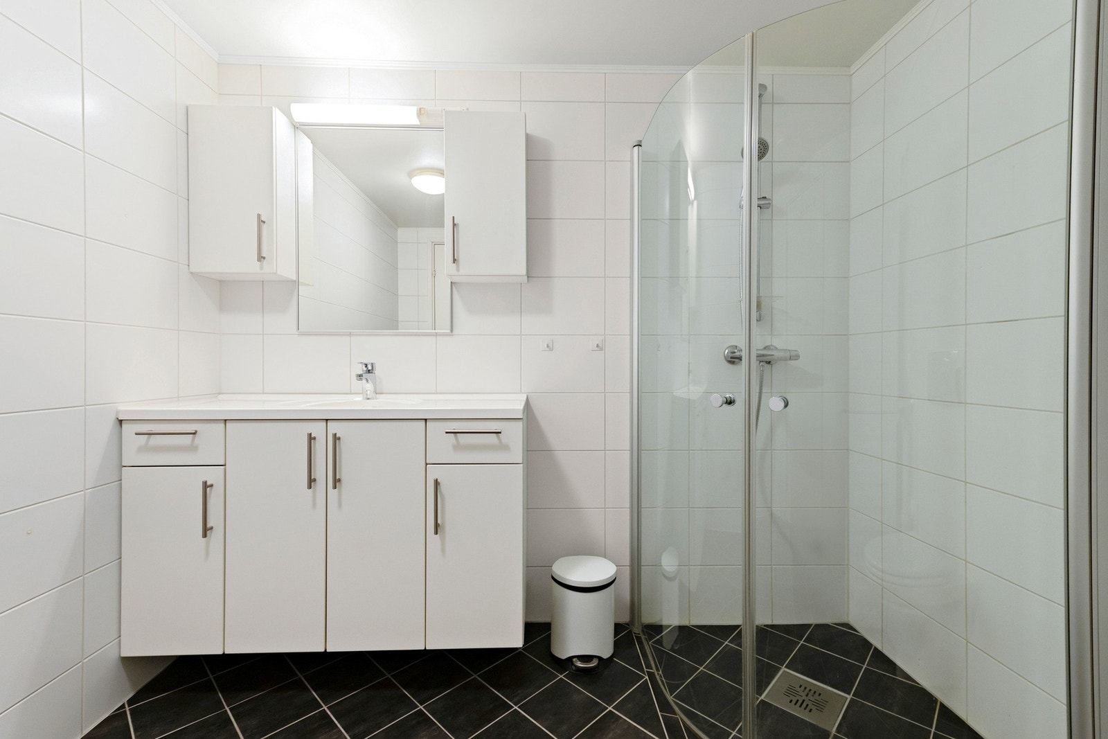 Badet har veggdusj med innfellbare dusjvegger Galleribilde