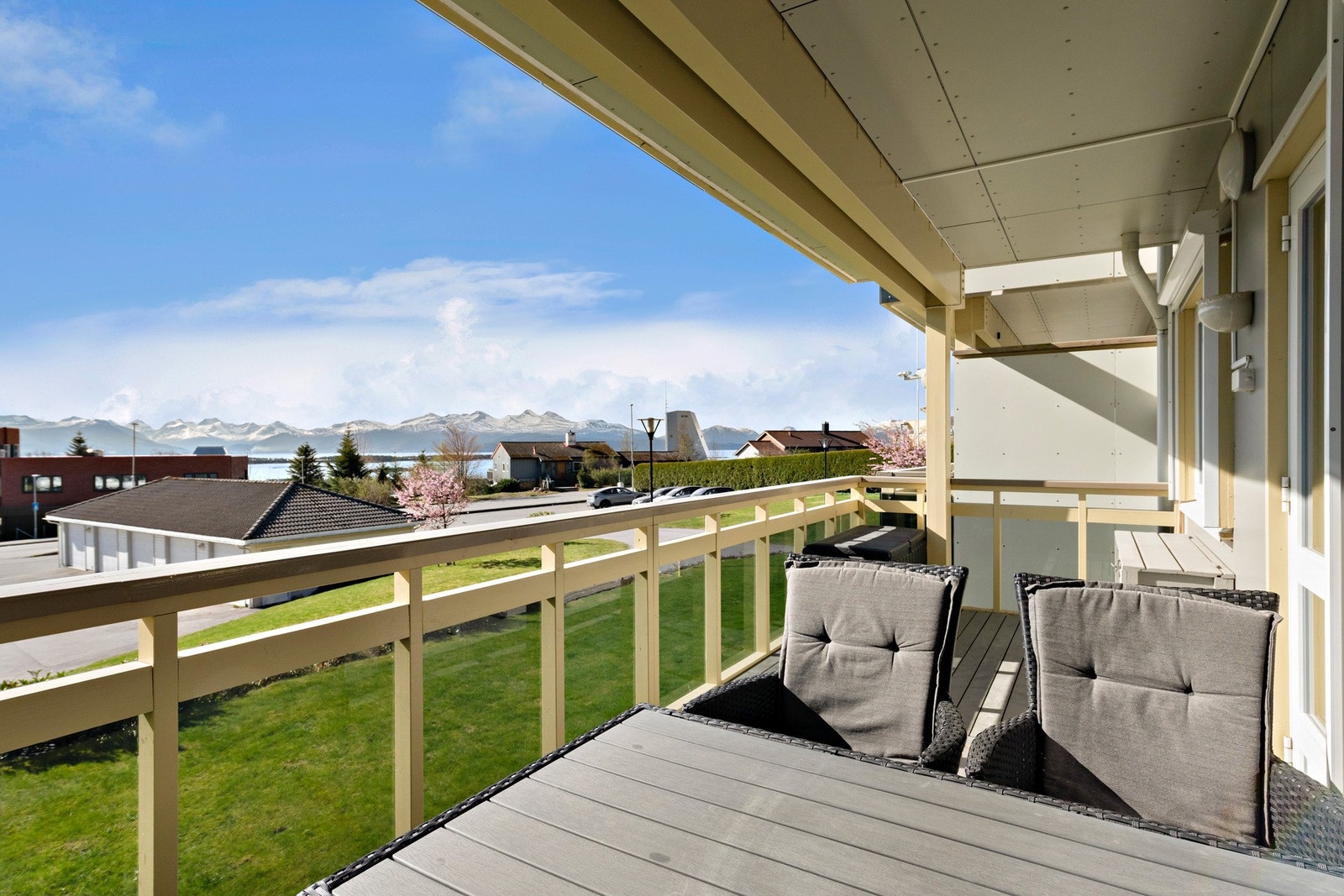 Stor sørvendt balkong med med dekke av terrassebord Galleribilde