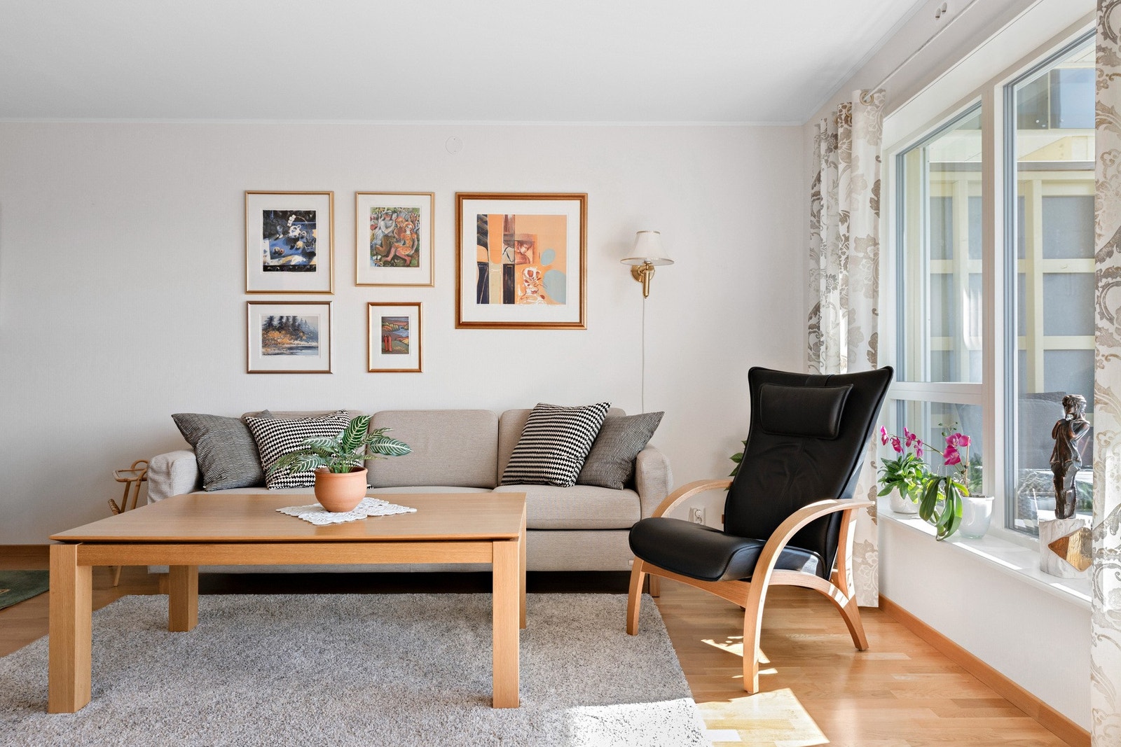 Stue med store vinduer mot sør Galleribilde