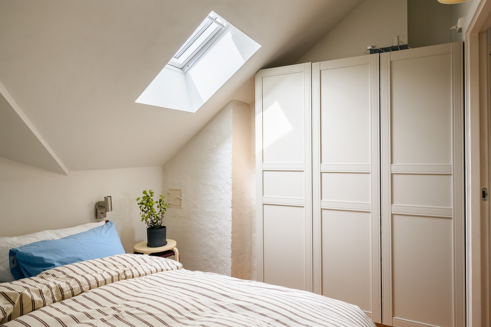 Leiligheten har to soverom. Hovedsoverommet vender inn mot bakgården og er romslig med plass til dobbeltseng og garderobeløsning. Galleribilde