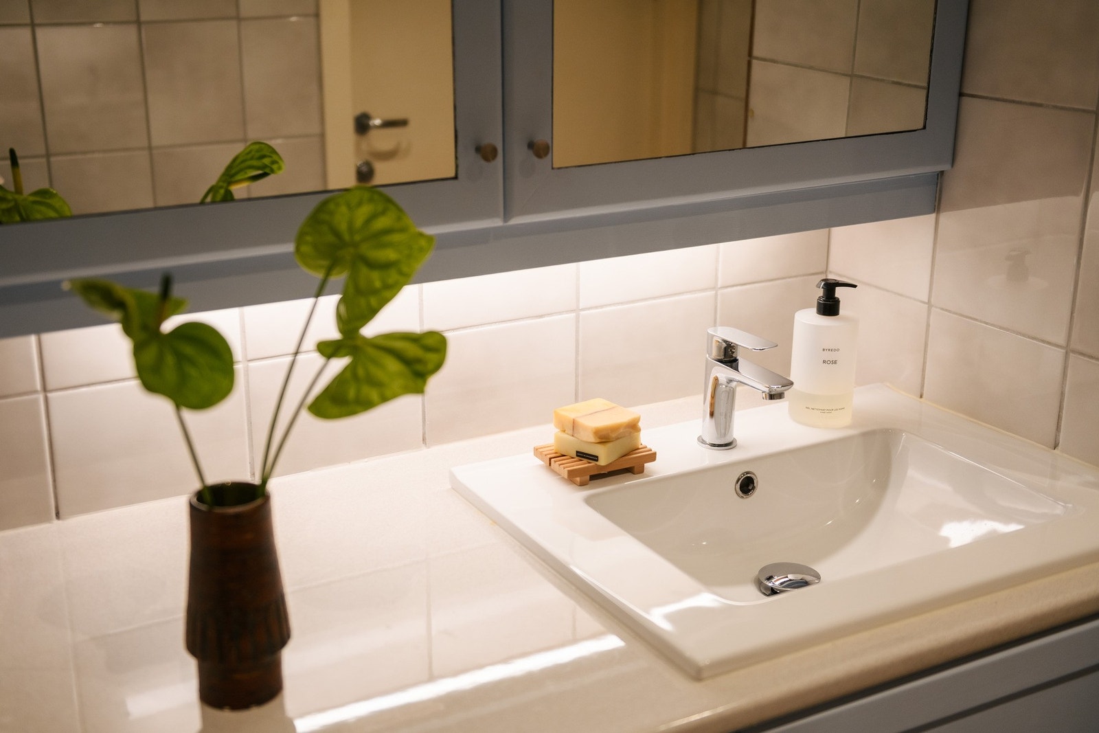 Badet er romslig og funksjonelt. Veggskap med praktisk oppbevaring og god underbelysning. Galleribilde