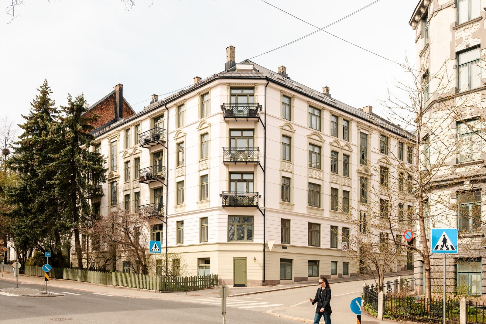 Klassisk bygård fra 1900 med fasade som ble pusset opp i 2023. Sameiet har også en nyoppusset bakgård fra 2022. Galleribilde