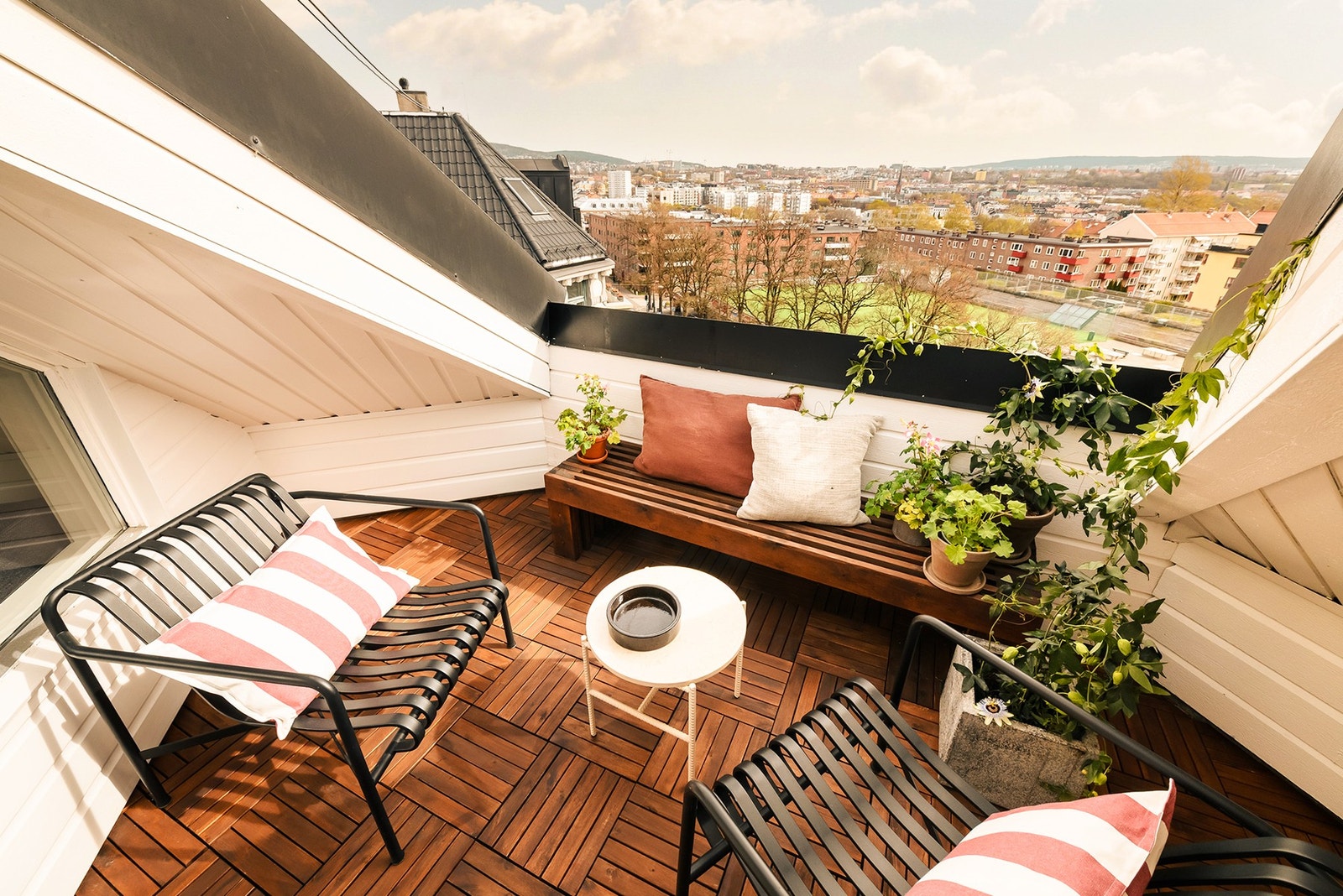 Unik loftsleilighet m/ terrasse på 7 kvm gulvareal og slående utsikt. 3,86 m.takhøyde, synlige bjelker. Kjøkken 2021. Peis 2023. Galleribilde
