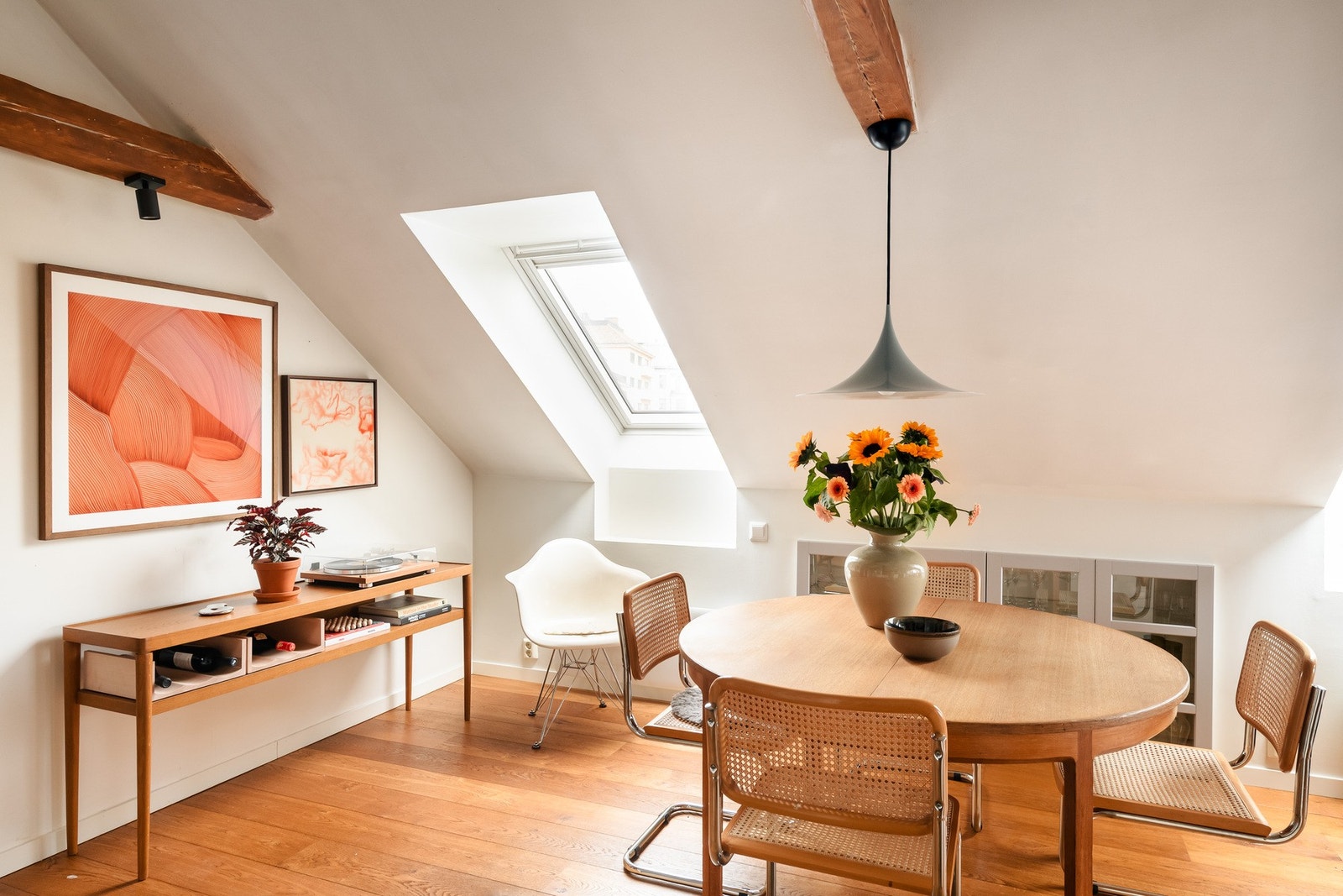 Spisestuen har god plass til langstrakt spisebord. Galleribilde