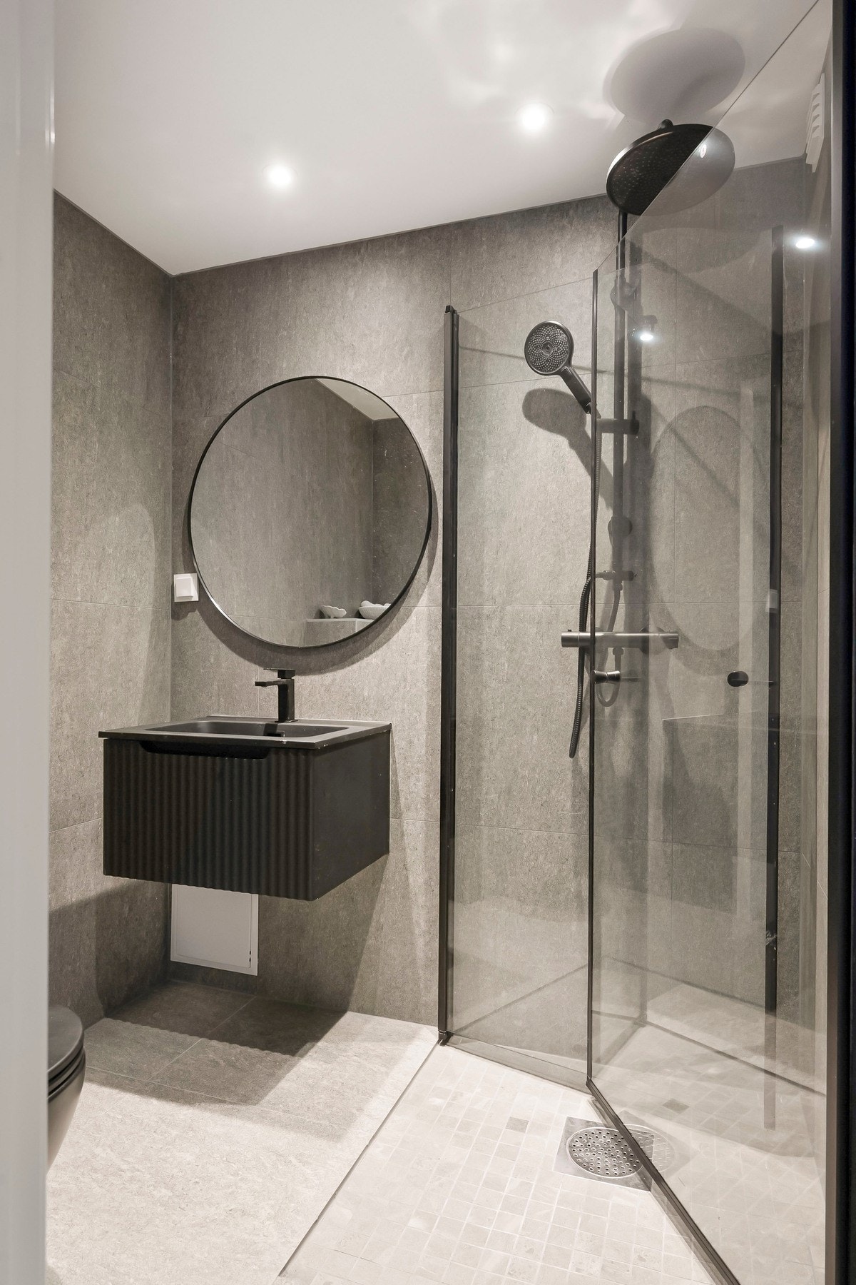 Badet er utstyrt med nedfelt servant, veggmontert
toalett, dusjvegger/hjørne og opplegg for vaskemaskin. Galleribilde