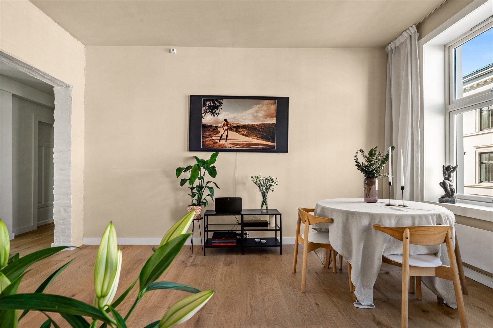 Stuen har en åpen forbindelse til andre rom i leiligheten, noe som gir fleksible bruksmuligheter. Galleribilde