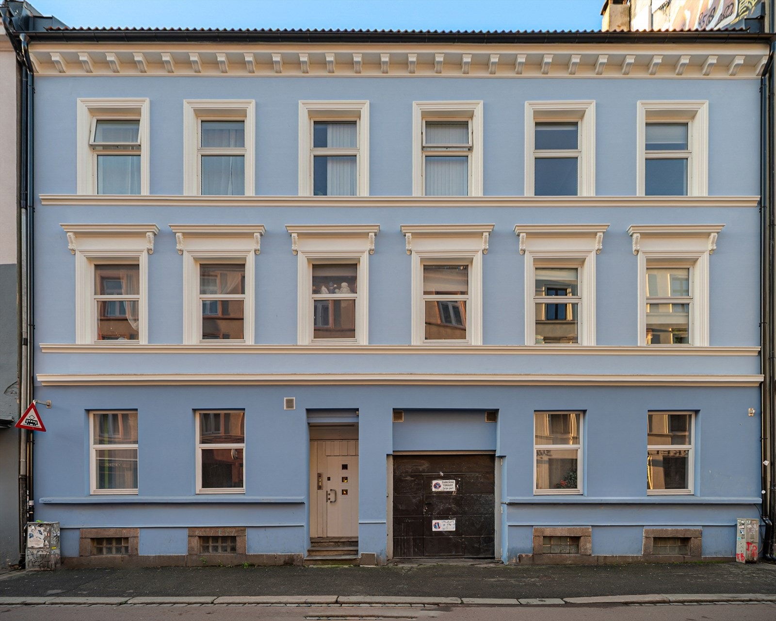 Bygningen er en boligblokk fra 1889 oppført i mur- og trekonstruksjoner, jevnlig vedlikeholdt med normal standard. Galleribilde