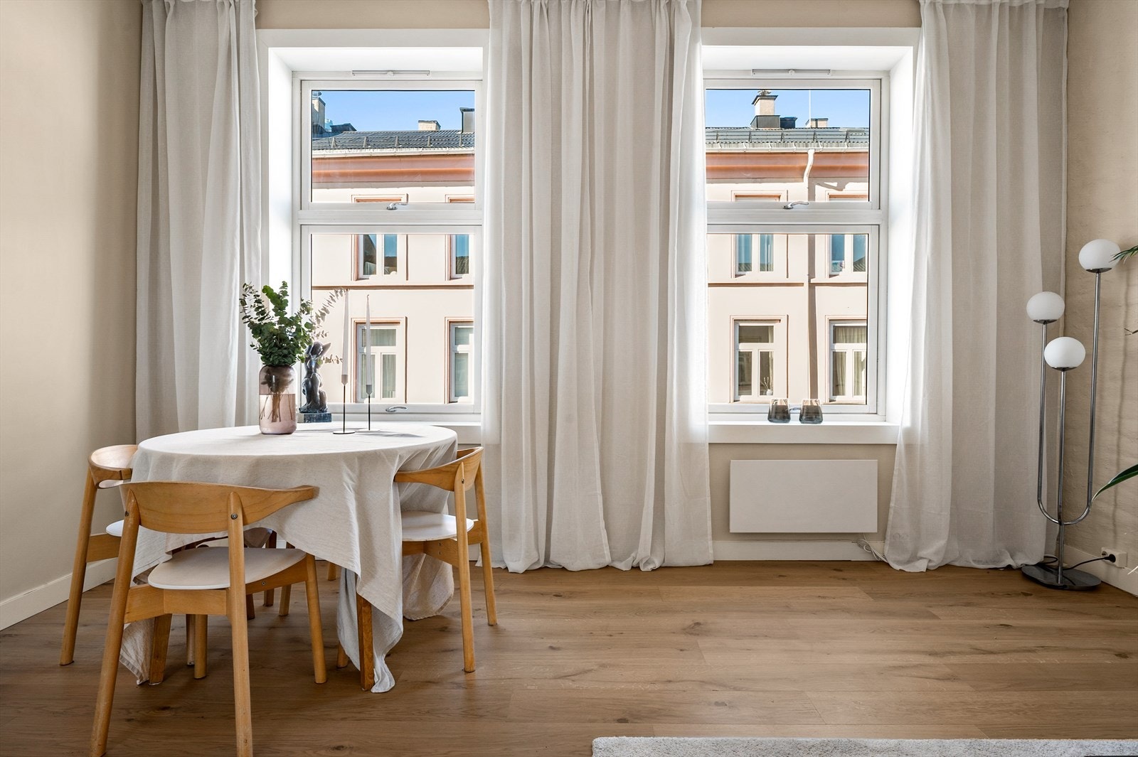 Boligen er utstyrt med moderne elektriske panelovner med WiFi-styring for individuell temperaturregulering og energieffektiv drift. Galleribilde
