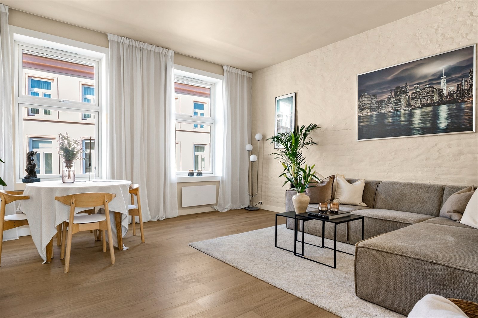 Velkommen til Helgesens gate 13! En lys og moderne 4-romsleilighet i klassisk bygård. Galleribilde