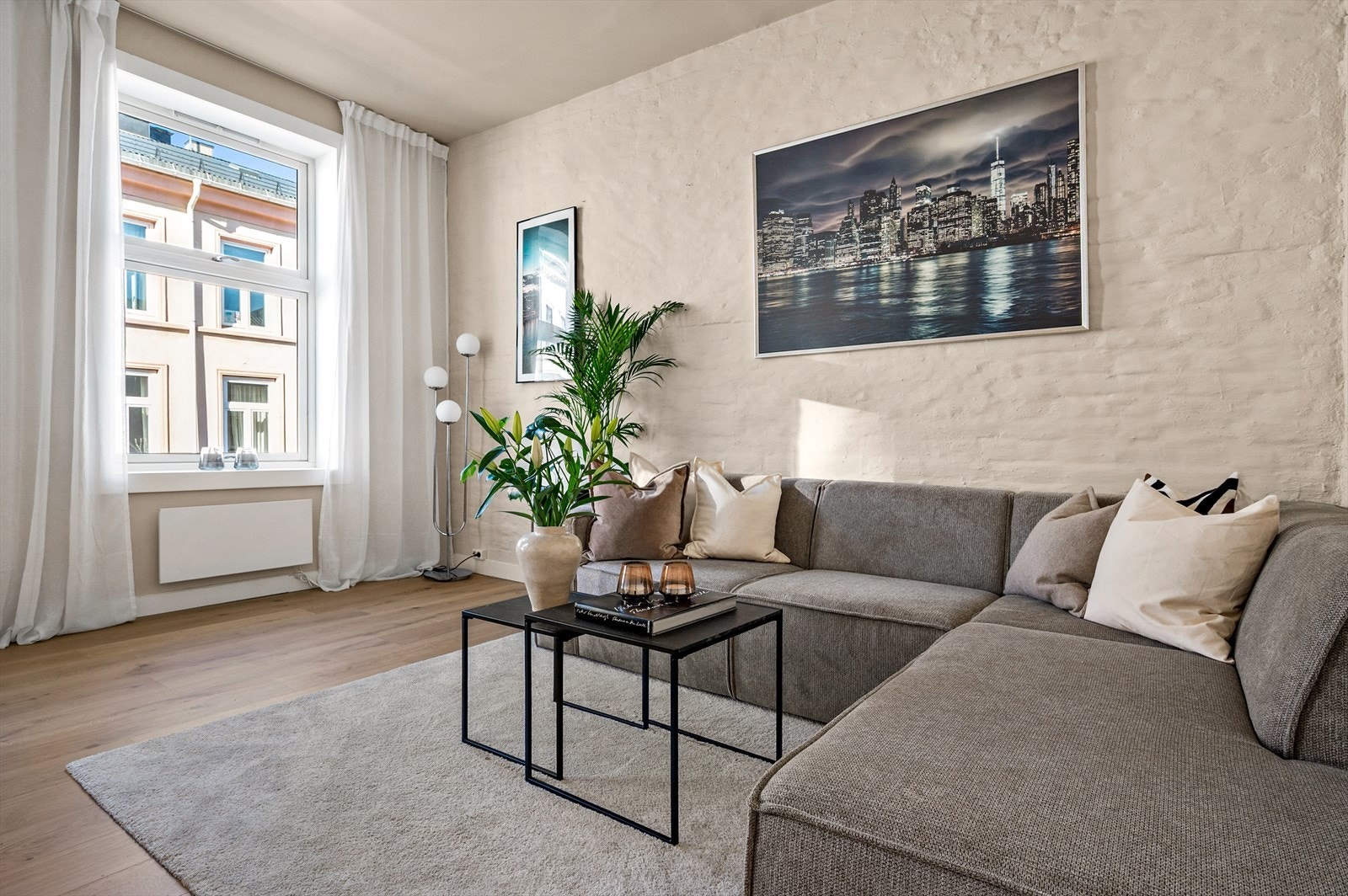 Store vindusflater slipper inn rikelig med dagslys og forsterker den åpne atmosfæren. Galleribilde