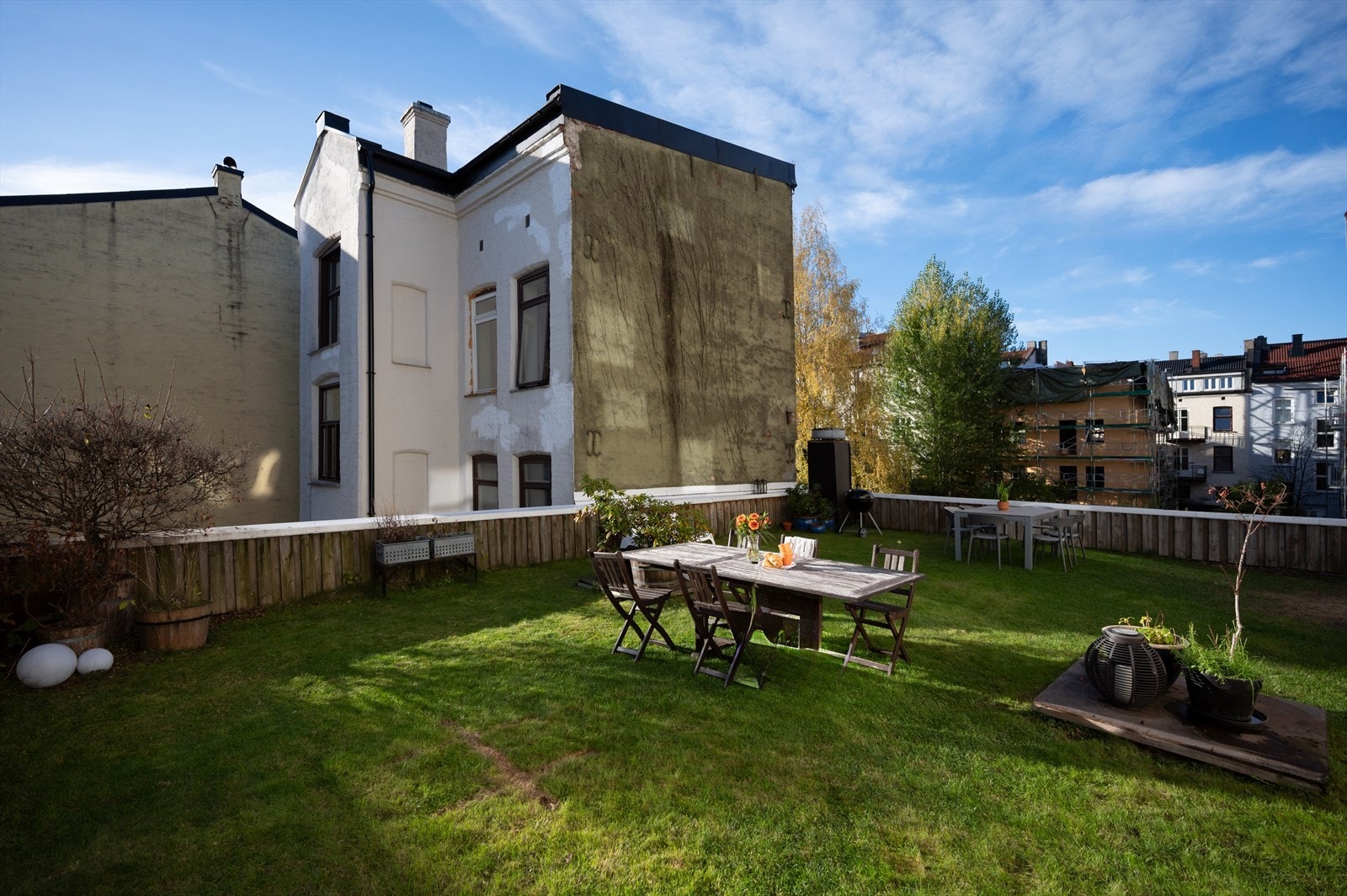 Takhagen har plen og er omgitt av et gjerde som gir et avskjermet uteområde. Galleribilde