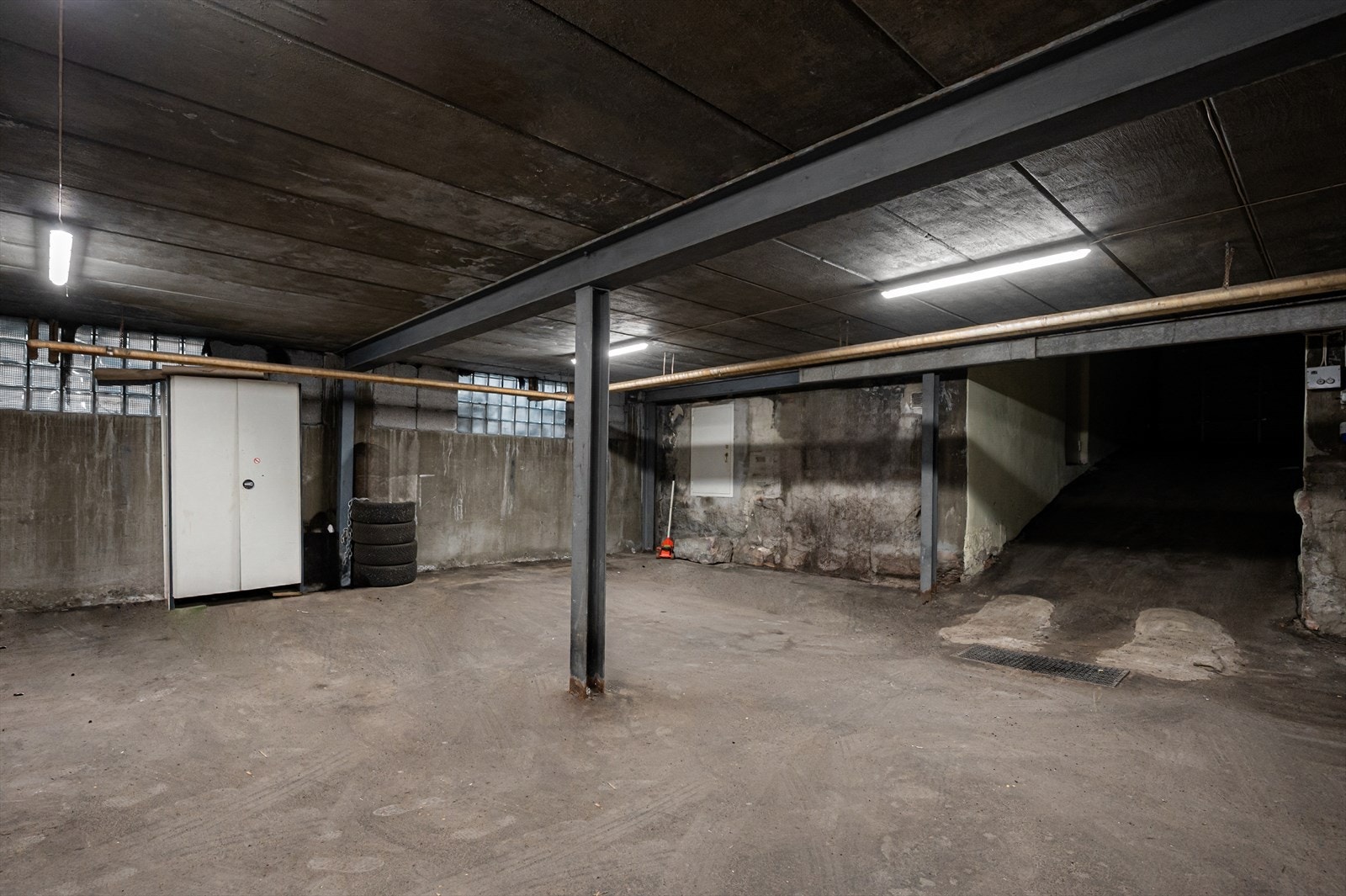 Eiendommen har tilgang til en bod i kjeller med totalt eksternt bruksareal på 2 m², samt garasjeplass. Galleribilde