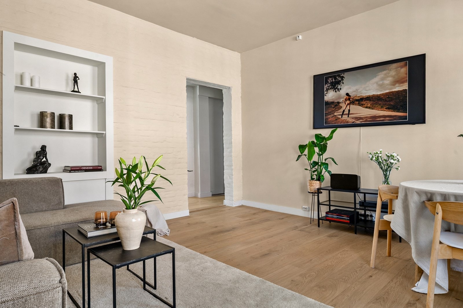 Planløsningen er fleksibel og gir god plass til både sofagruppe, spiseplass og øvrig møblering, uten at rommet oppleves trangt. Galleribilde