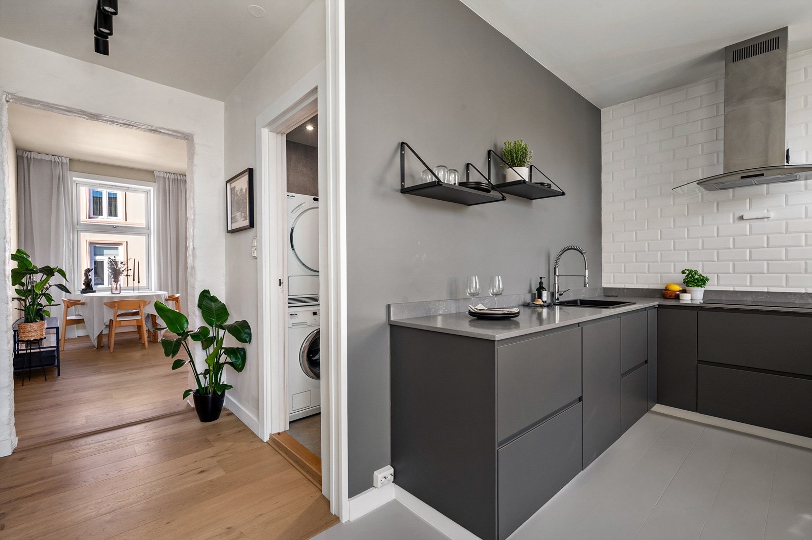 Kjøkkenet fremstår som moderne, stilrent og svært funksjonelt, med slette mørke fronter og en gjennomgående høy standard. Galleribilde