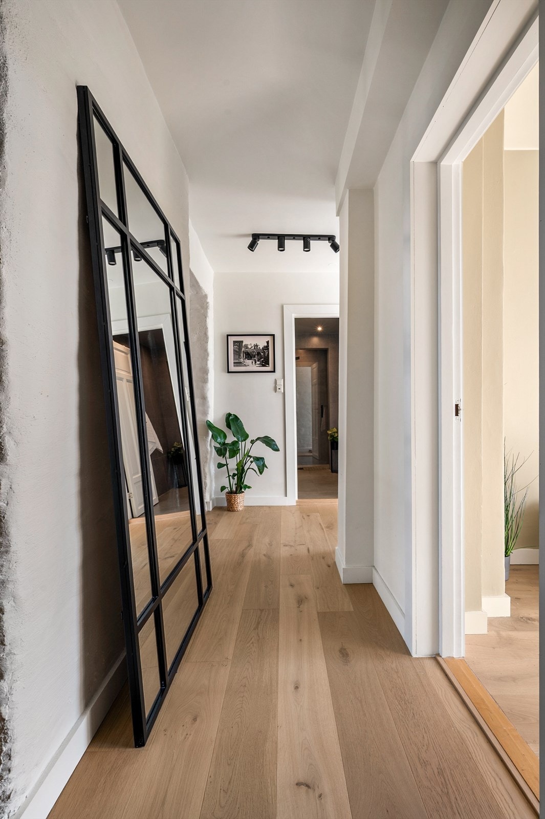 Leiligheten ønsker deg velkommen med en romslig og praktisk entré som gir et svært godt førsteinntrykk. Galleribilde