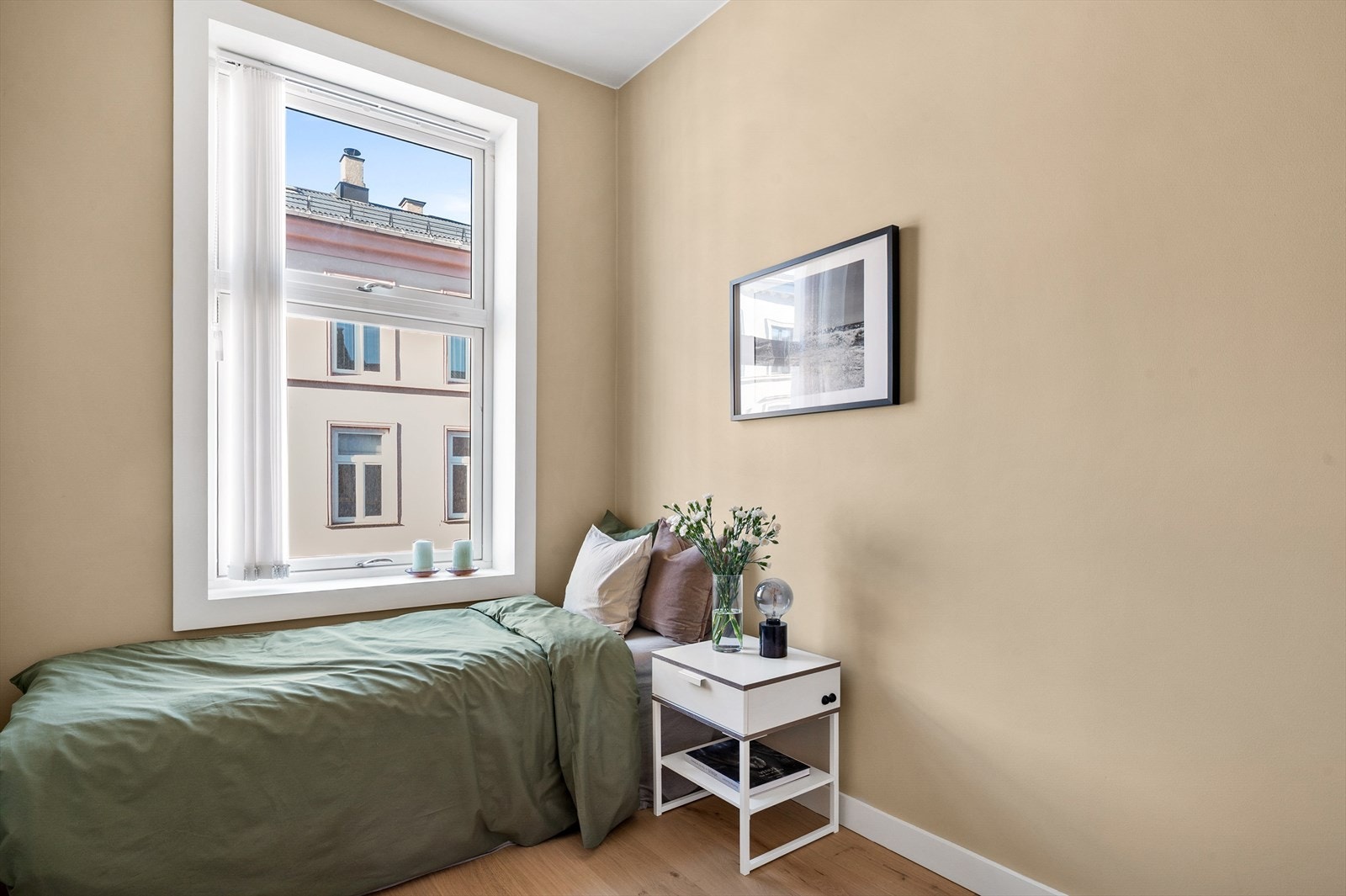 Soverom 3 har også malte veggflater og gulv av parkett, som gir en moderne og velholdt innvendig finish. Galleribilde