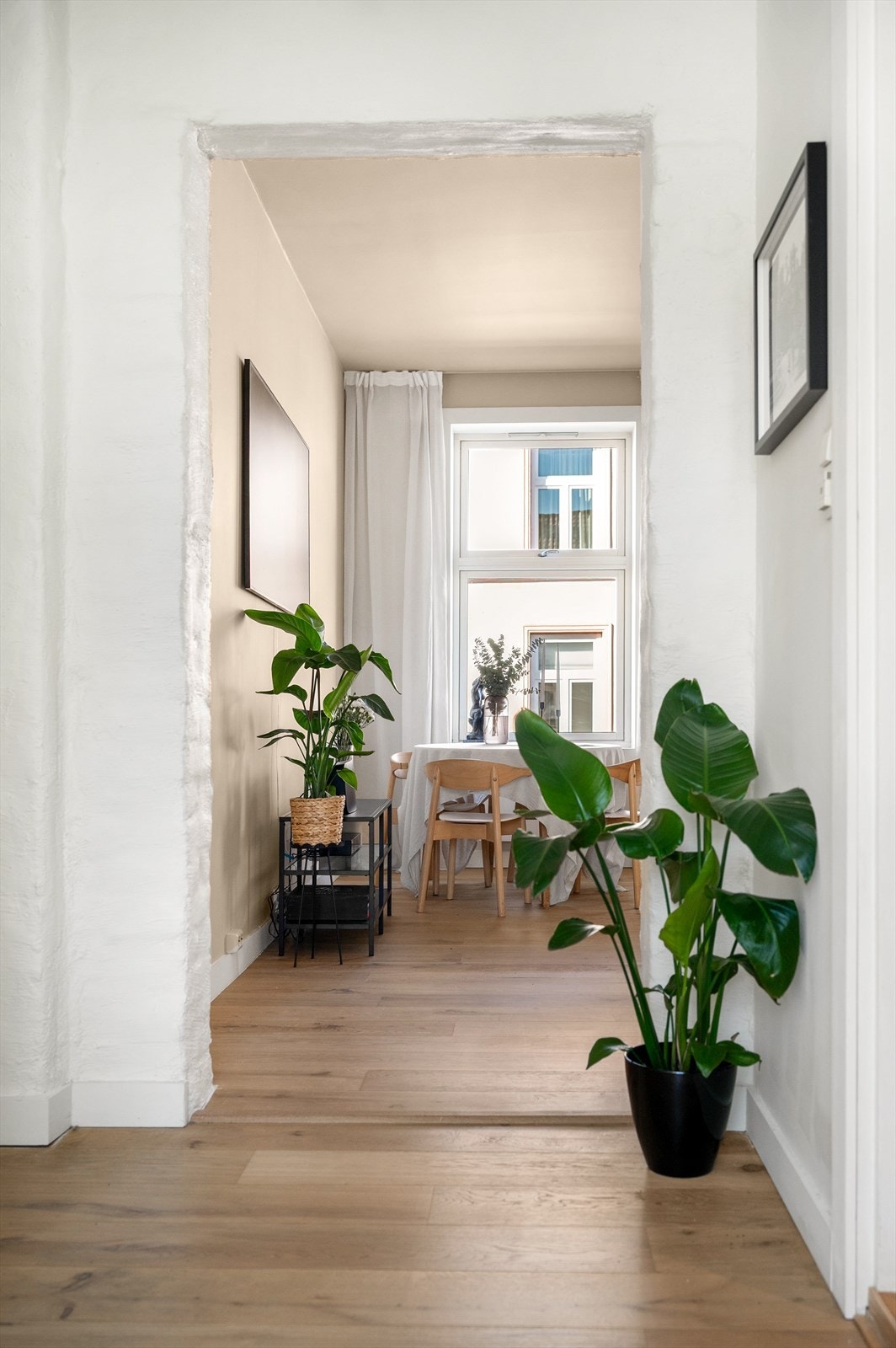 Direkte tilgang til spiseområde fra entréen skaper en praktisk løsning. Galleribilde