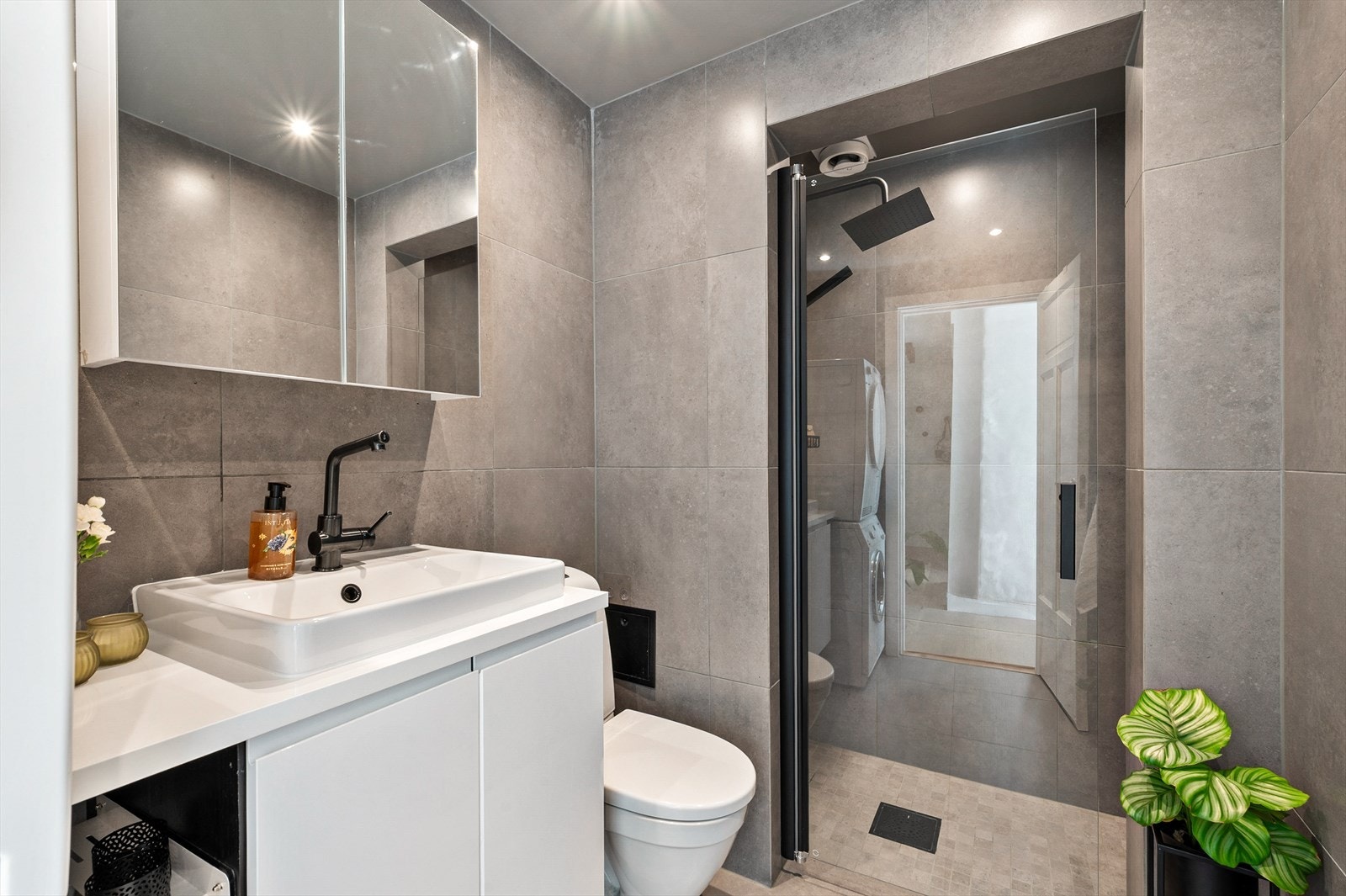 Badet ble oppgradert i 2024 og fremstår som både moderne og funksjonelt. Galleribilde