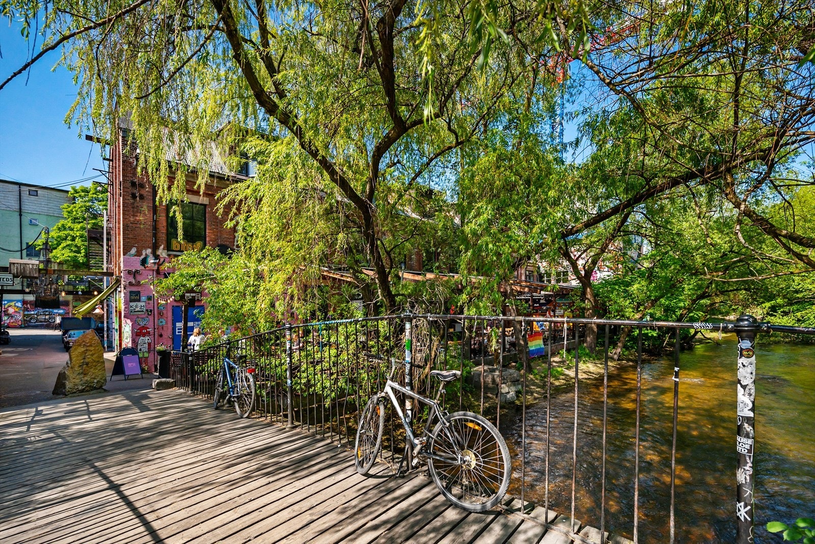 Akerselva og dens omkringliggende områder gir en hyggelig atmosfære for spaserturer og fritid. Galleribilde